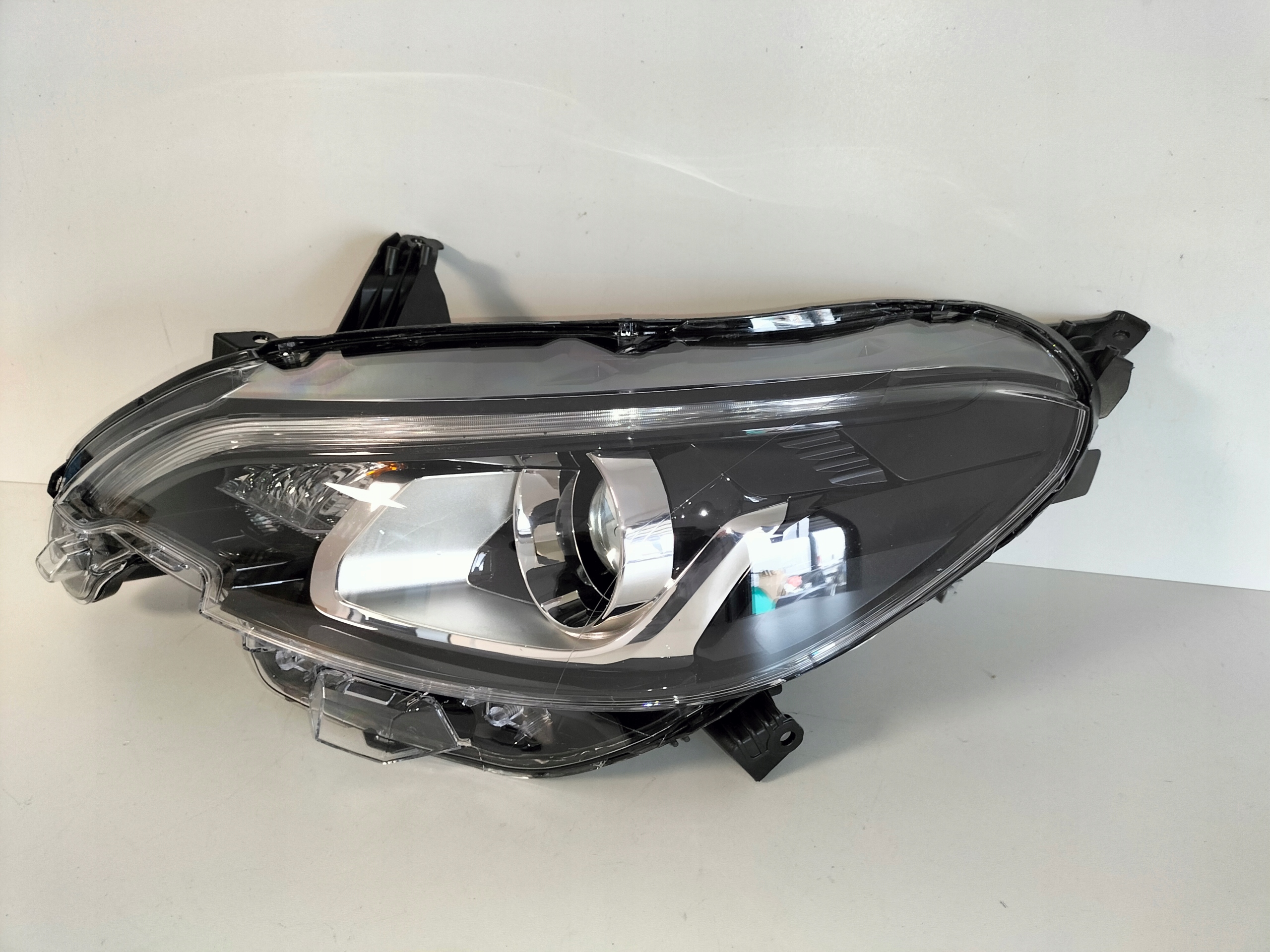 LAVE PREDNE SVETLO PEUGEOT 108 14-