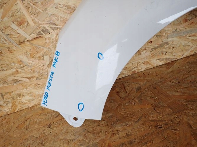 FORD FIESTA MK8 VIII 17- ĽAVÝ PREDNÝ BLATNÍK