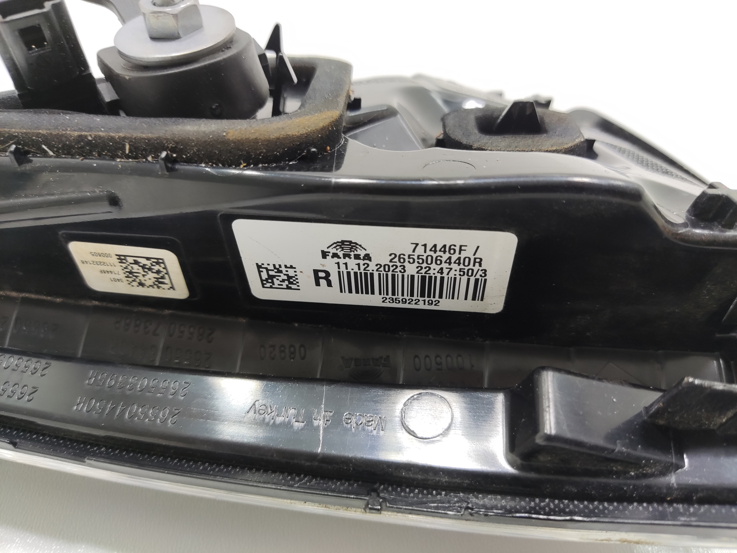 PRAVE ZADNE SVETLO LED V KAPOTE RENAULT CLIO V 265506440R 2024-2025 LIFT