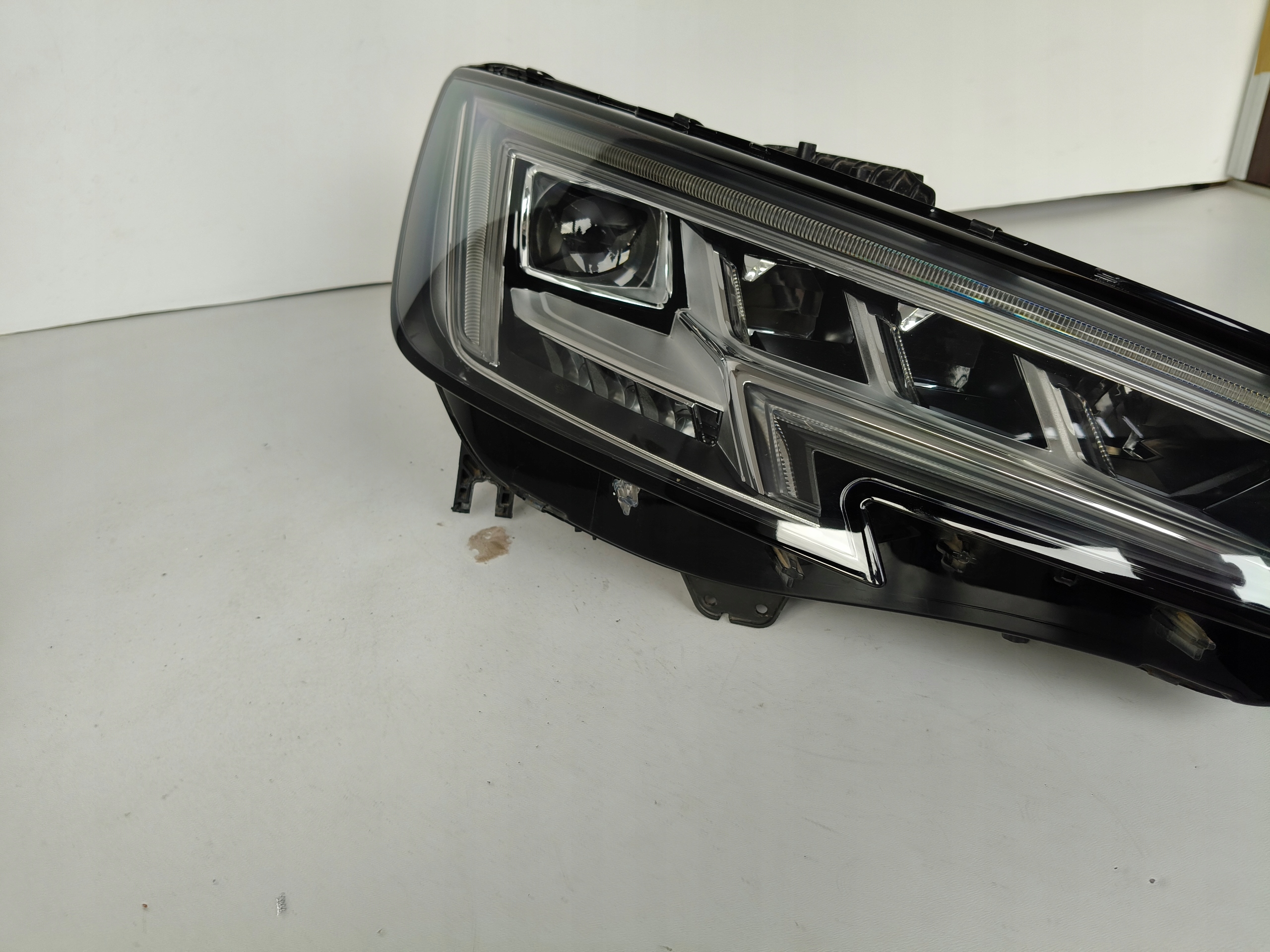 PRAVE PREDNE SVETLO AUDI A4 B9 8W 8W0 15- FULL LED MATRIX