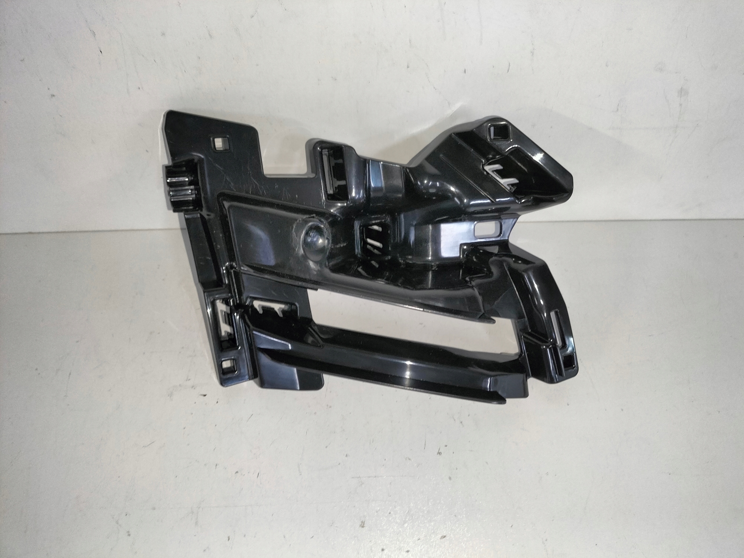 DRZIAK PREDNEHO NARAZNIKA LAVY SKODA KODIAQ 16- POD MASKU