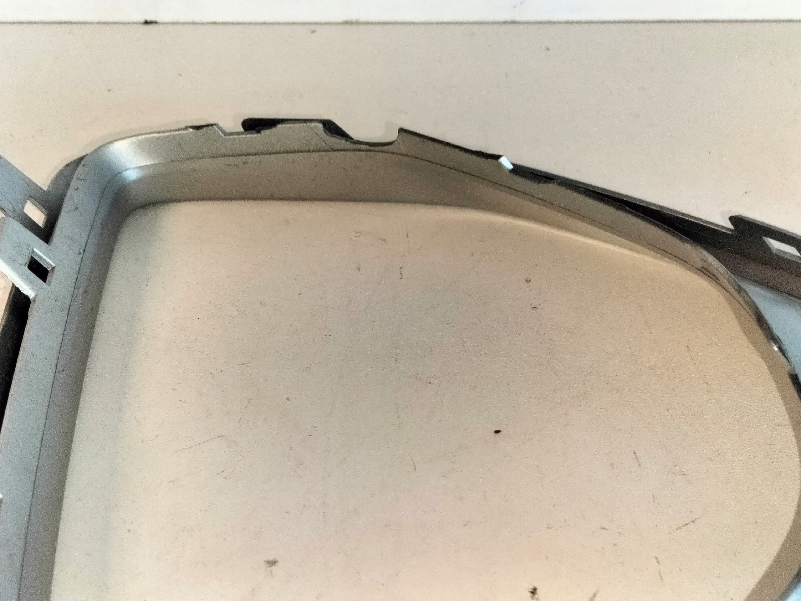 RAMIK LISTA MRIEZKA LIŠTA PREDNÉHO NÁRAZNÍKA PRAVA VW ATLAS LIFT 23-