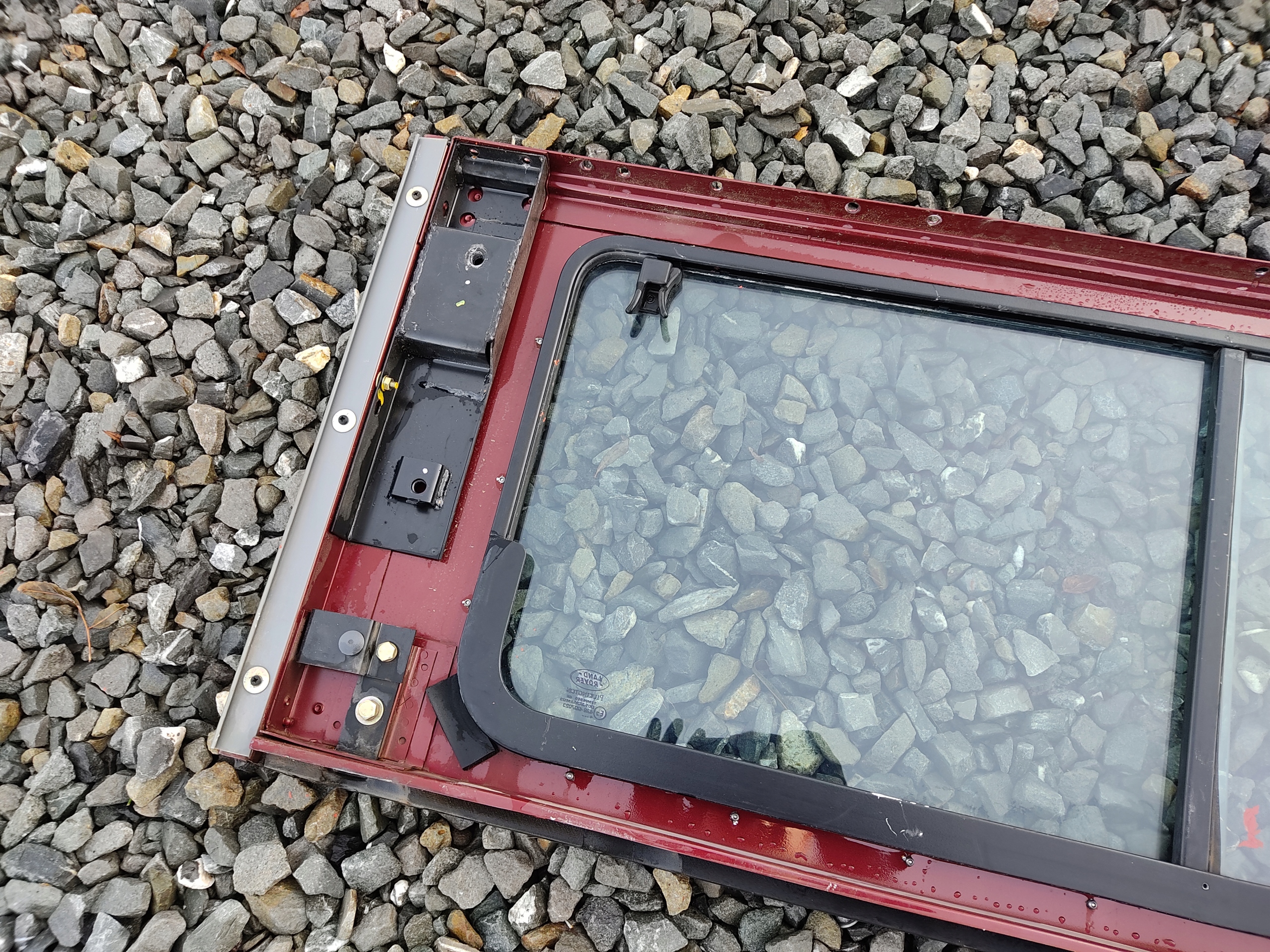 PRAVÉ ZADNÉ SKLO RÁM DEFENDER 1999-2014