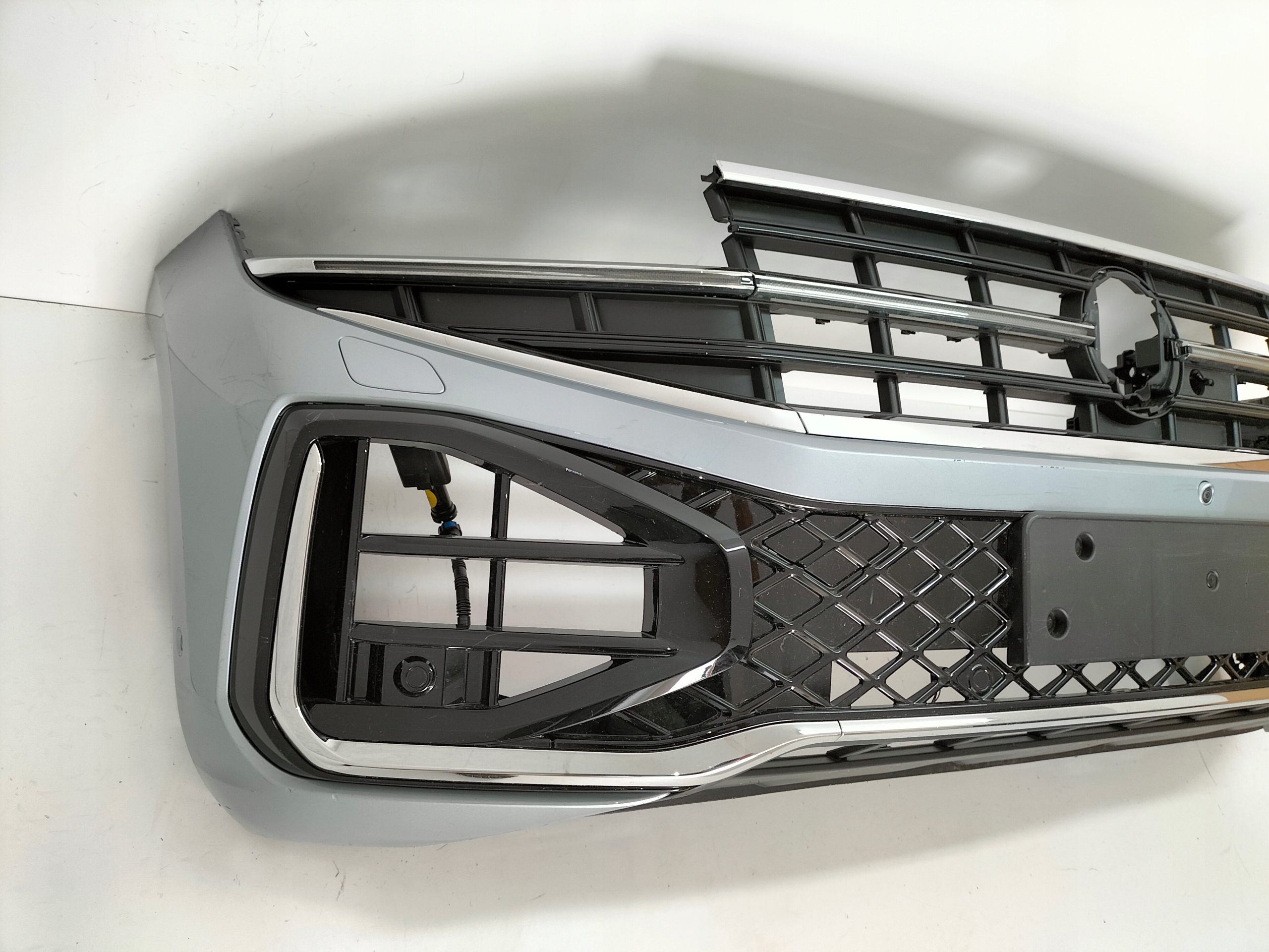 PREDNÝ NÁRAZNÍK VW TOUAREG III LIFT 23- R-LINE