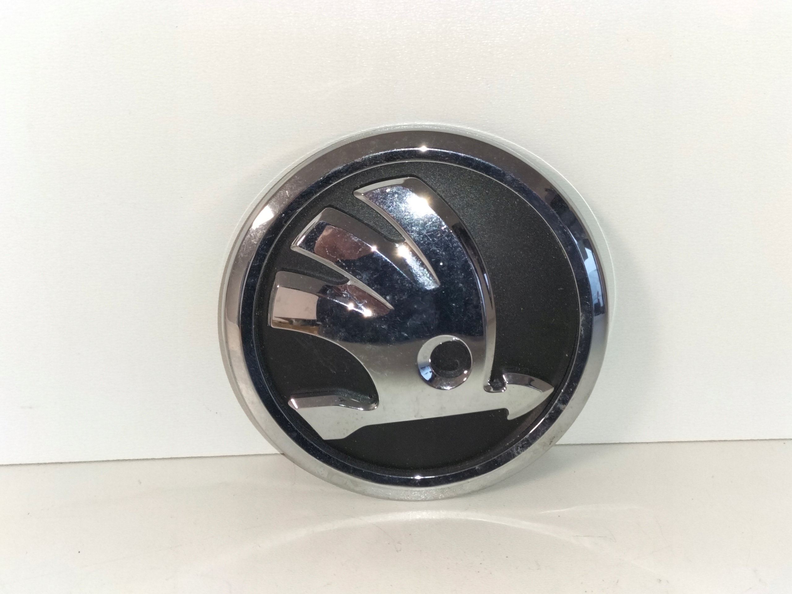 ZNAK EMBLEM logo ZADNEJ KAPOTY SKODA SUPERB II 08-15 KOMBI