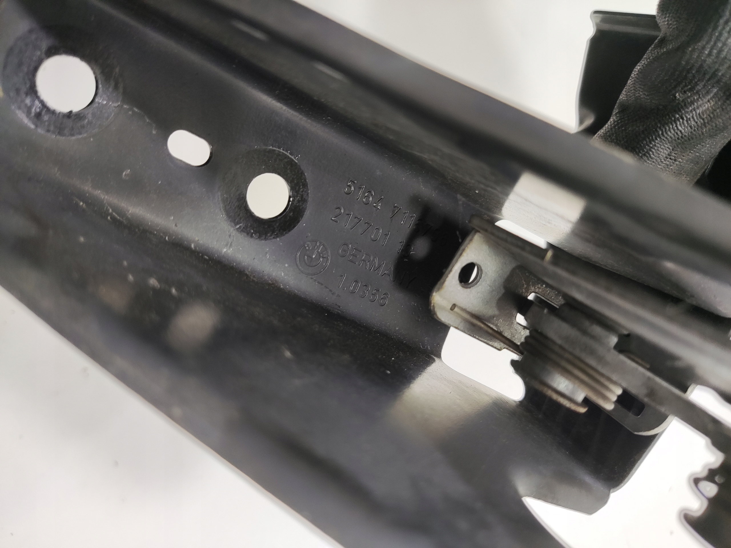 ZAMOK PREDNEJ KAPOTY PRAVÝ BMW E92 E93 7116706 2009-2012 LIFT