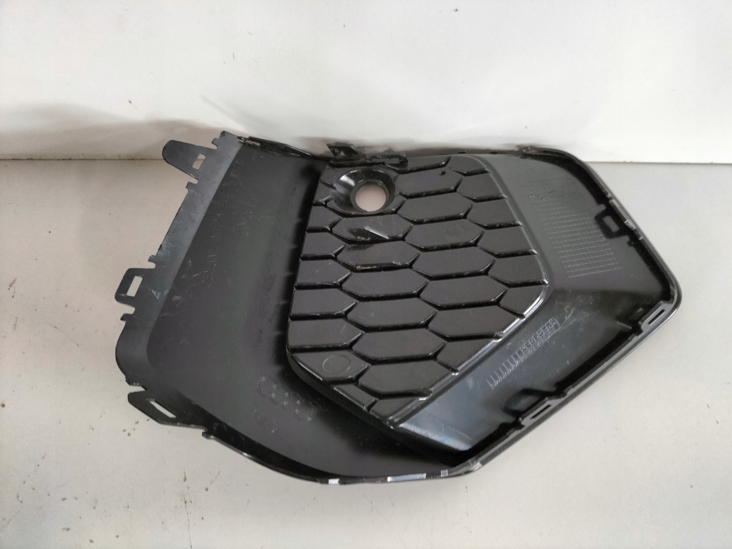 ĽAVÁ LIŠTA MRIEŽKA NÁRAZNÍKA AUDI A3 8Y 20-