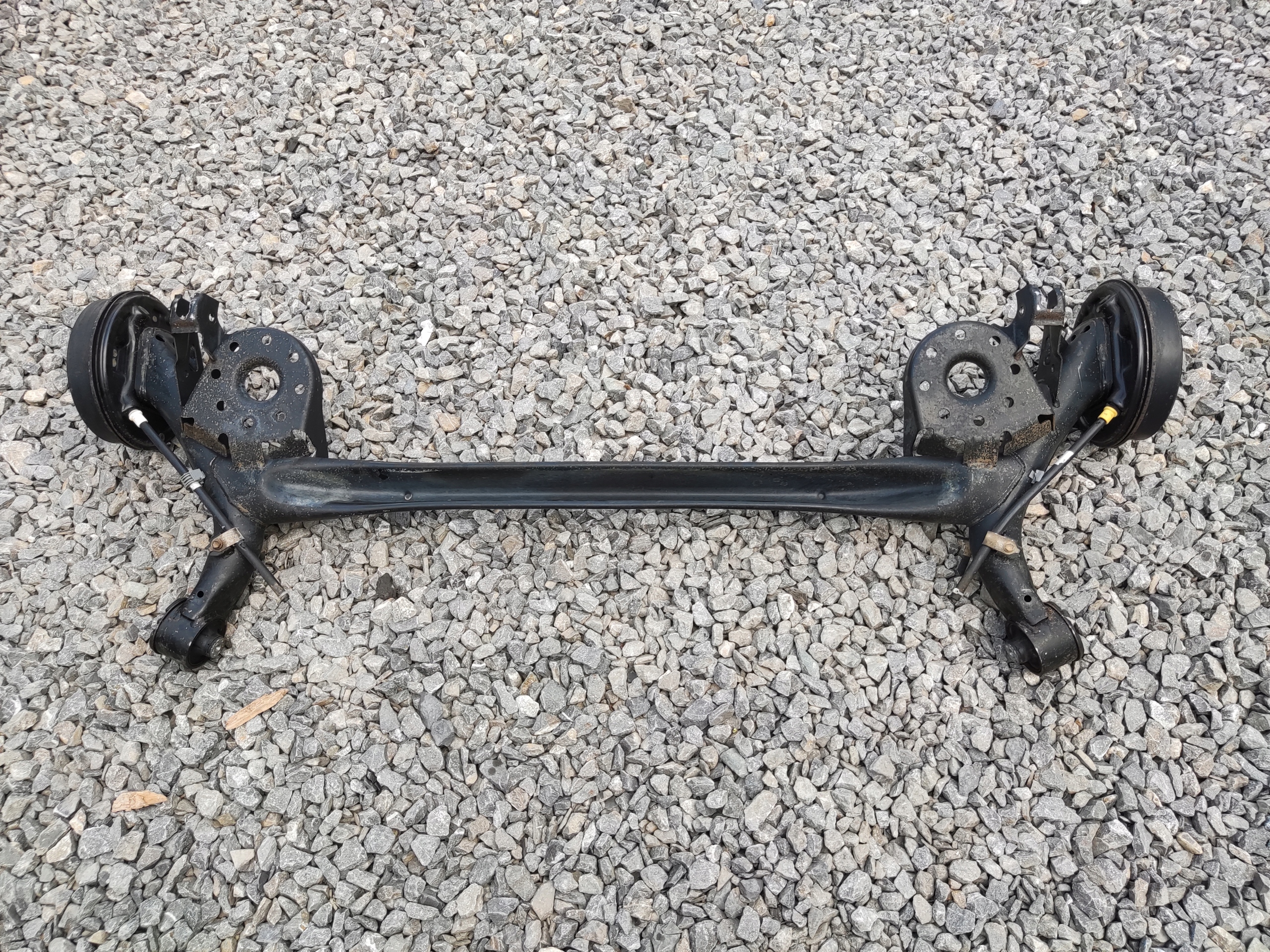 ZADNÁ NÁPRAVA KOMPLETNA TOYOTA YARIS III BUBNY 2011-2020