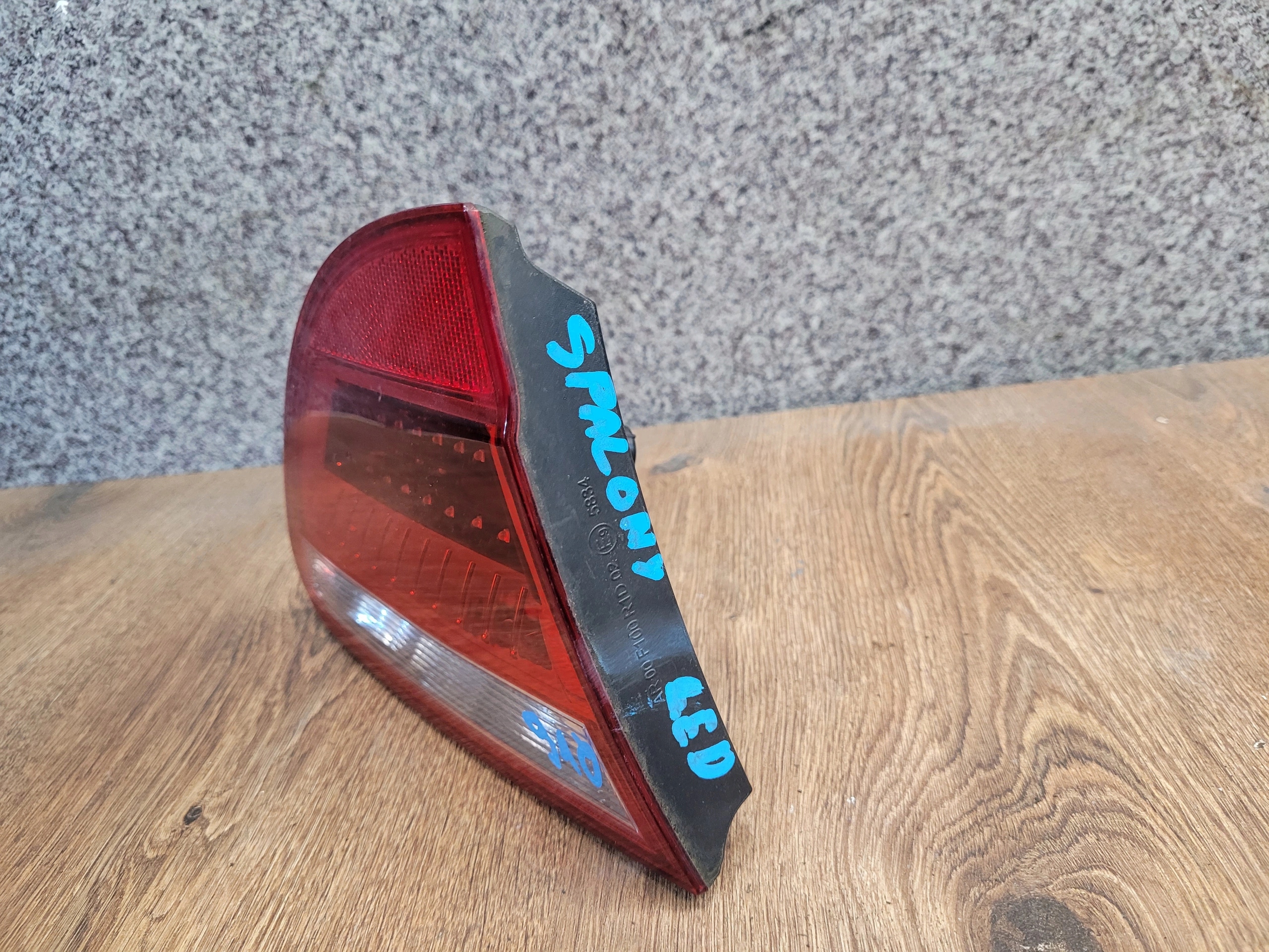 SEAT EXEO SEDAN LAVE ZADNE SVETLO V KAPOTE 3R5945093C