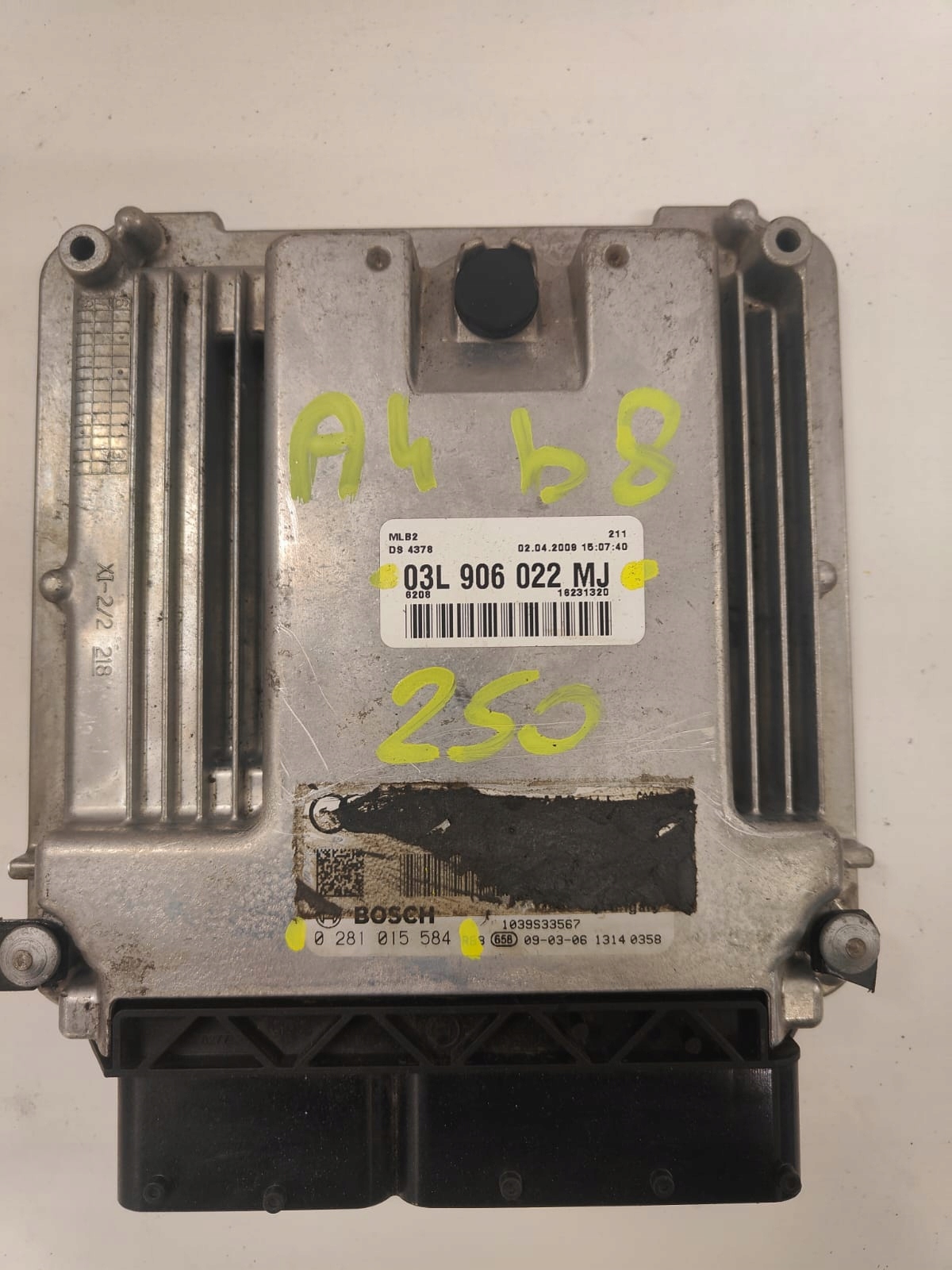 Audi a4 b8 03L906022MJ RIADIACA JEDNOTKA MOTORA