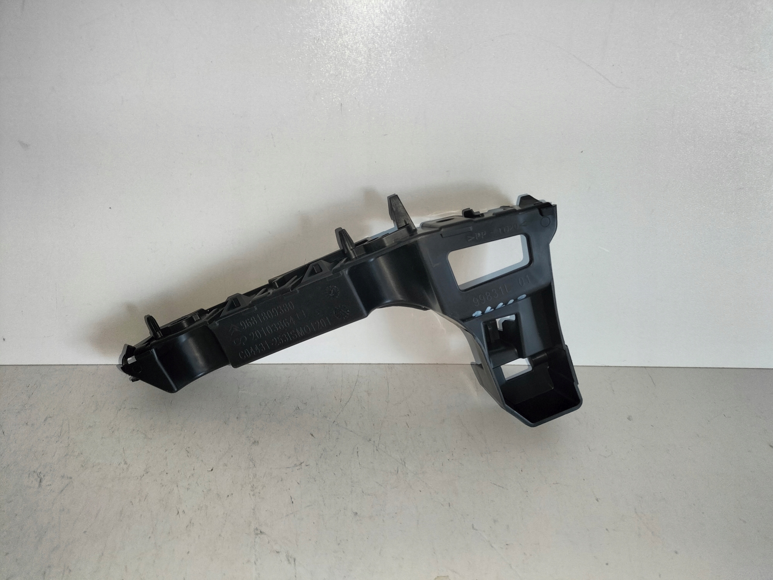 DRZIAK PREDNEHO NARAZNIKA LAVY CITROEN C3 PICASSO 08-