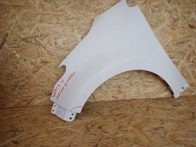 TOYOTA YARIS IV ĽAVÝ PREDNÝ BLATNÍK