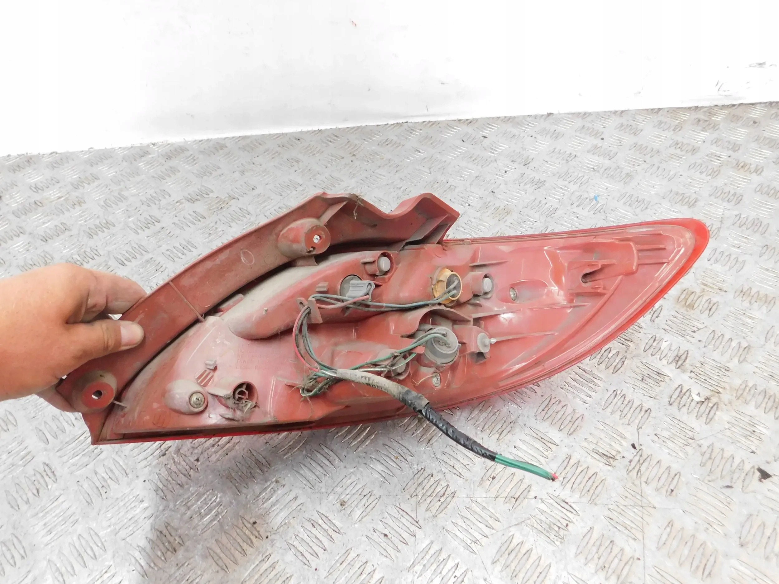 LAVE ZADNE SVETLO MAZDA 2 DE 07-