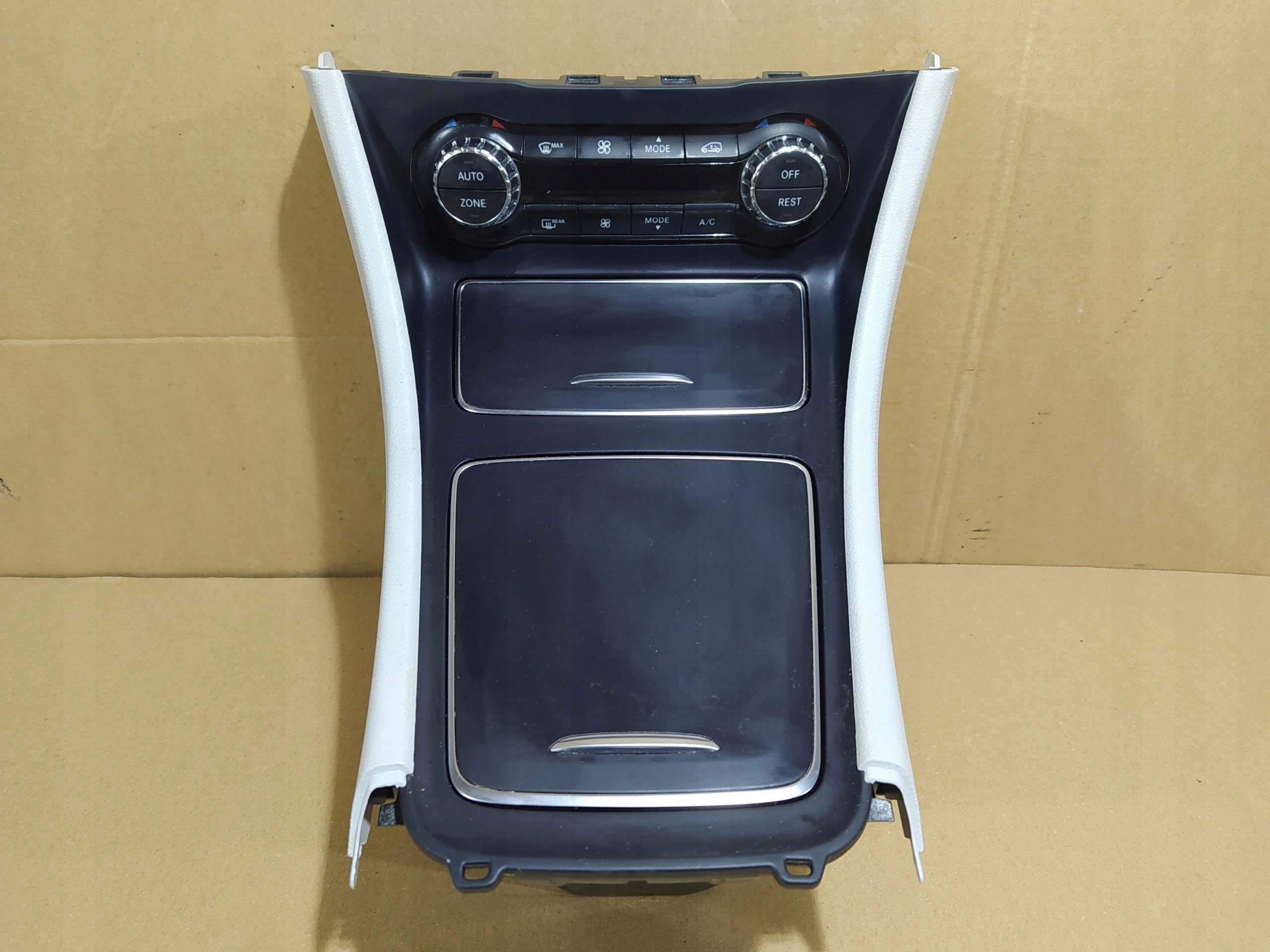 MERCEDES W246 OVLADANIE KURENIA STREDOVA KONZOLA