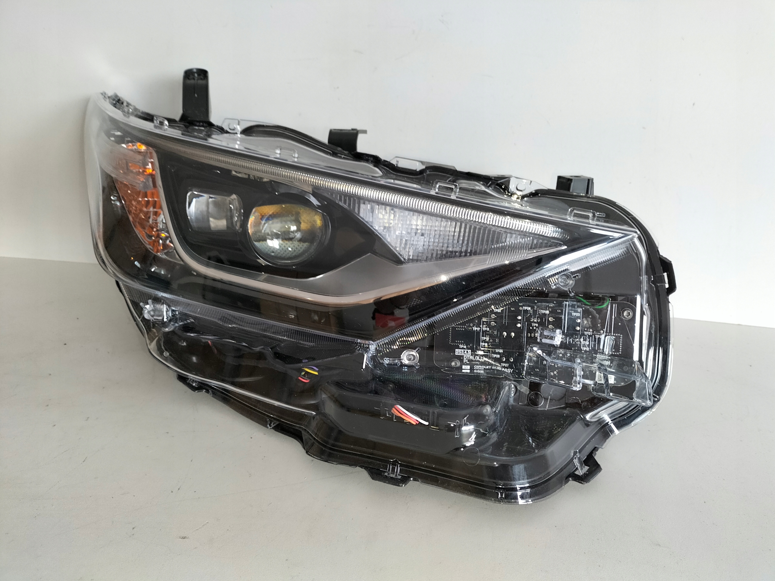 PRAVE PREDNE SVETLO TOYOTA AURIS II LIFT 15- FULL LED