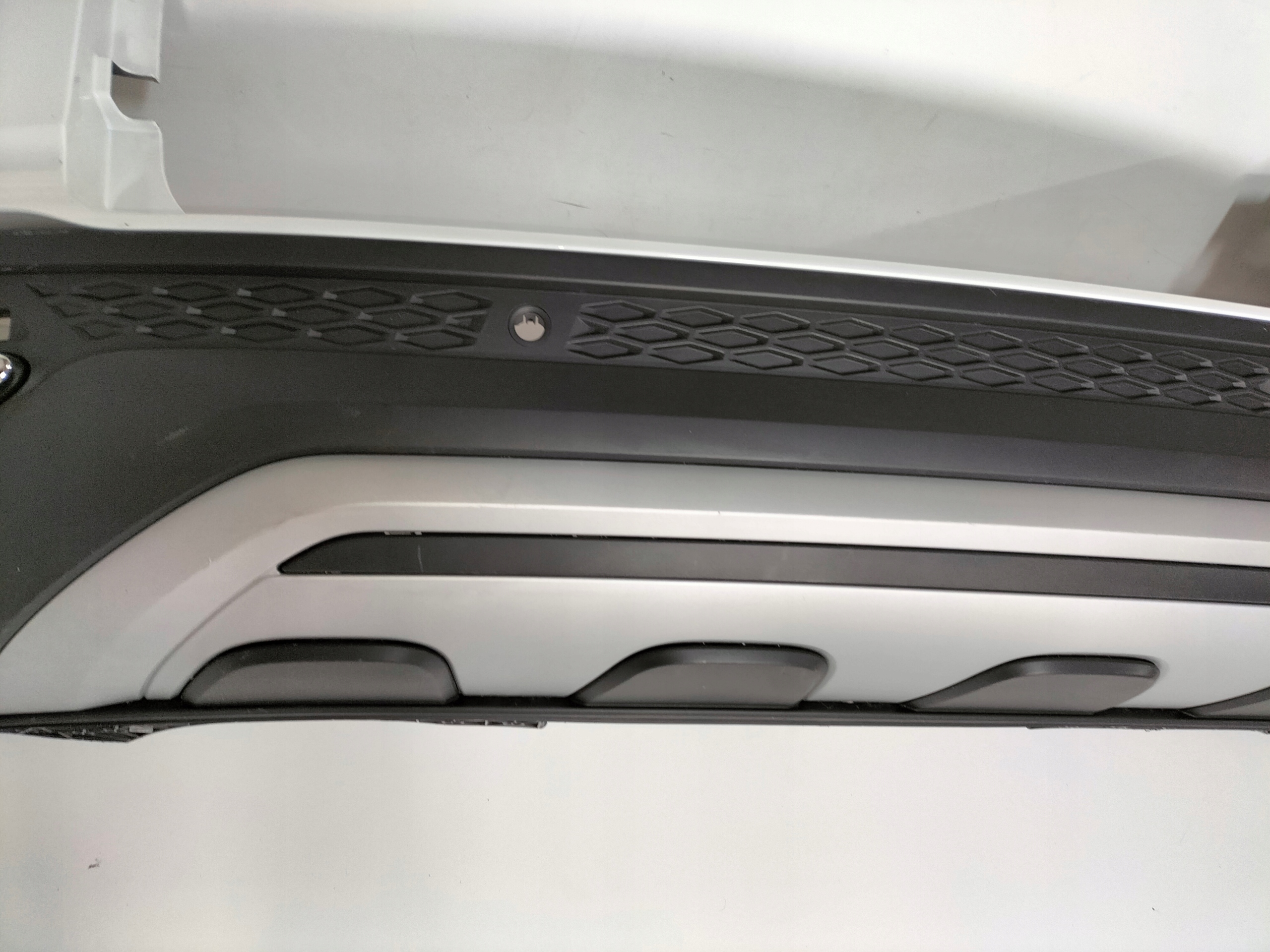 ZADNÝ NÁRAZNÍK VW TAOS 20-