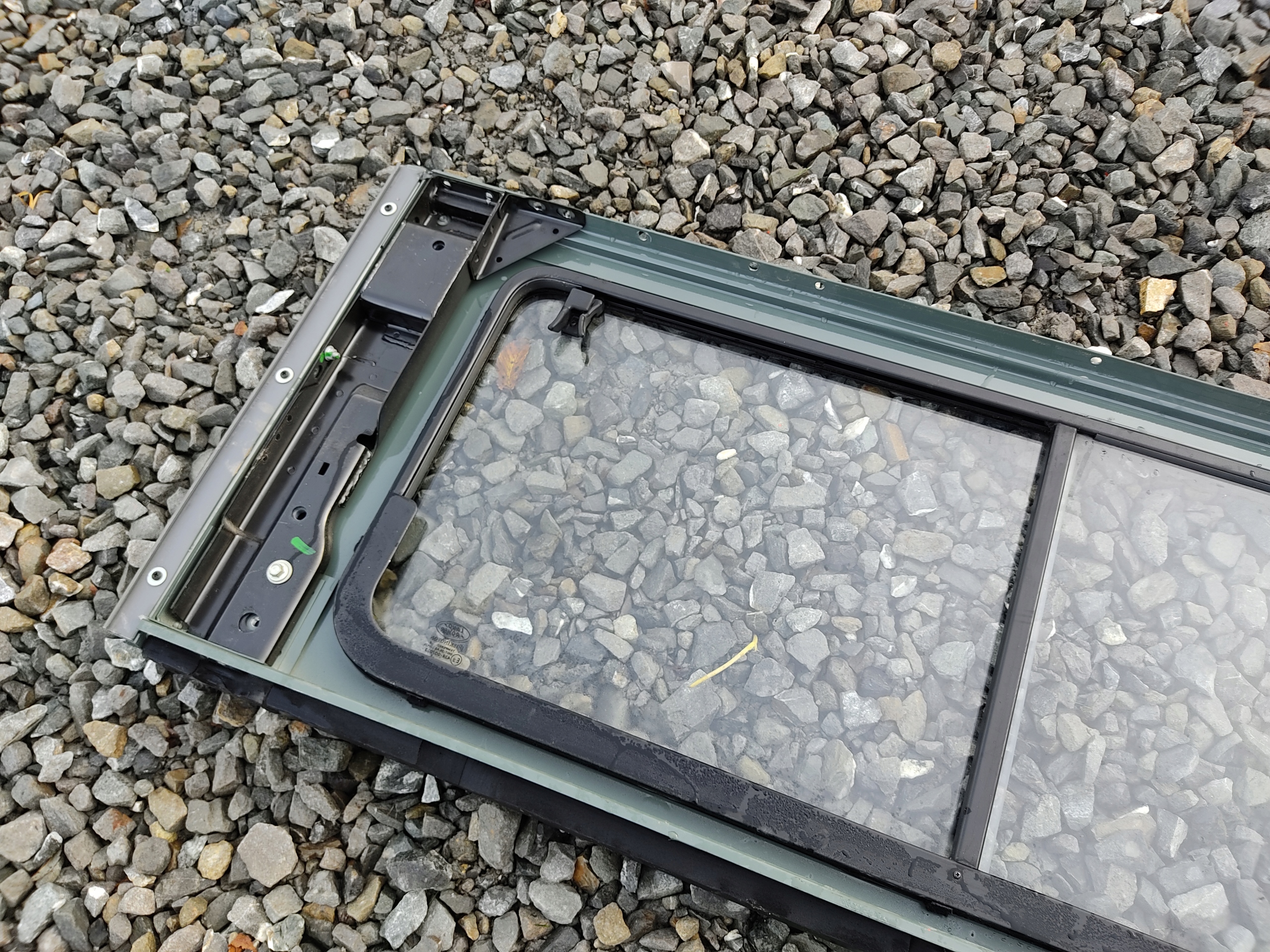 PRAVÉ ZADNÉ SKLO RÁM DEFENDER 1999-2014