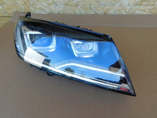 VW TOUAREG XENON PRAVE PREDNE SVETLO