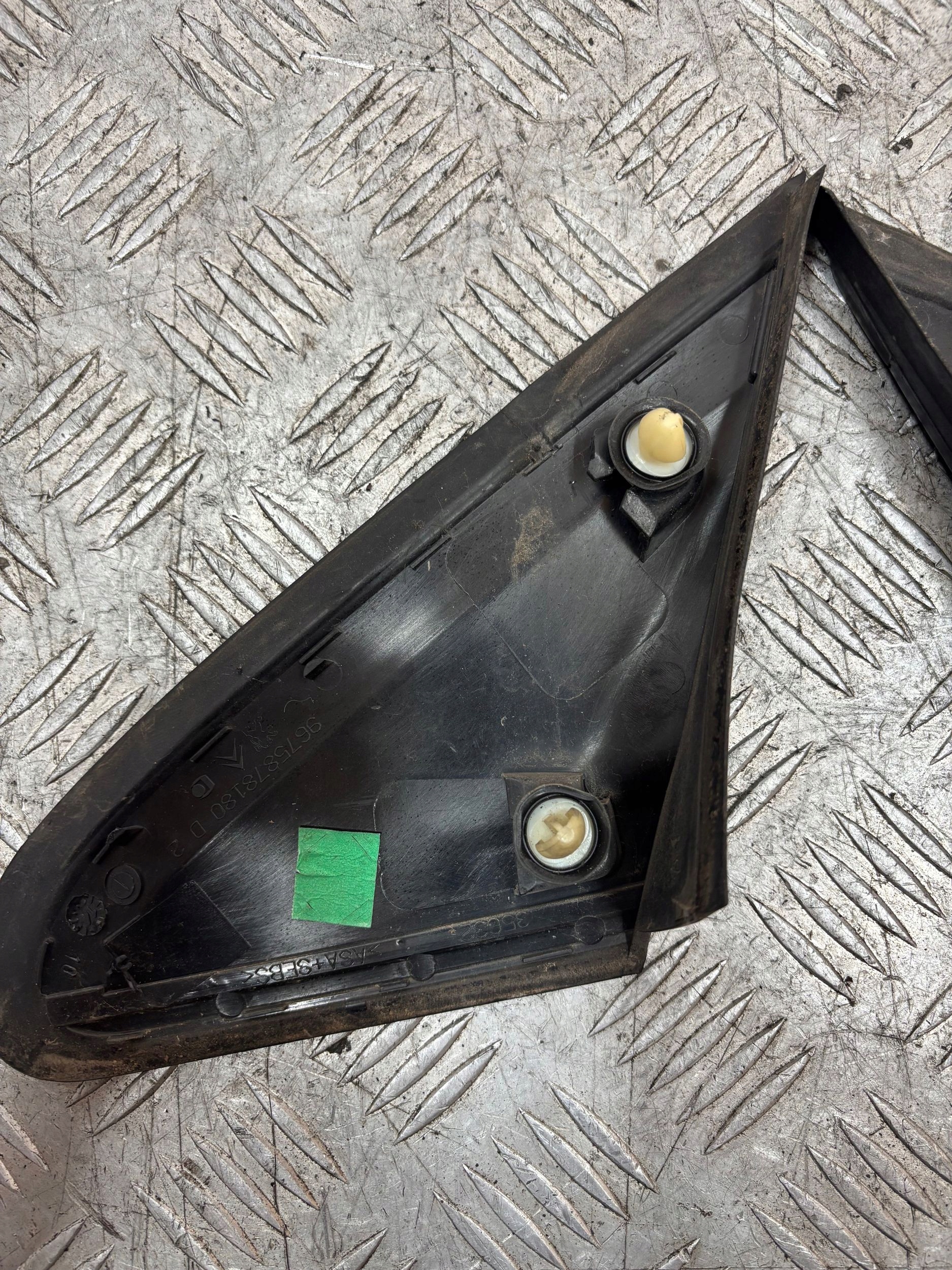 TROJUHOLNÍK BLATNIKA LAVY PRAVÝ PEUGEOT 208 12-