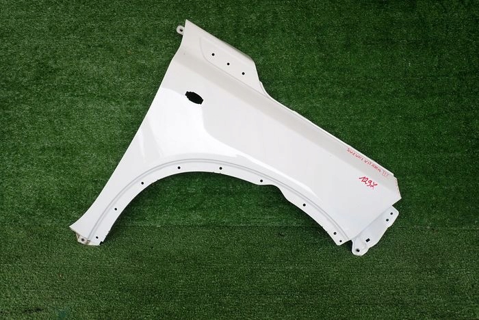 SUZUKI VITARA III 15- PRAVY PREDNY BLATNIK