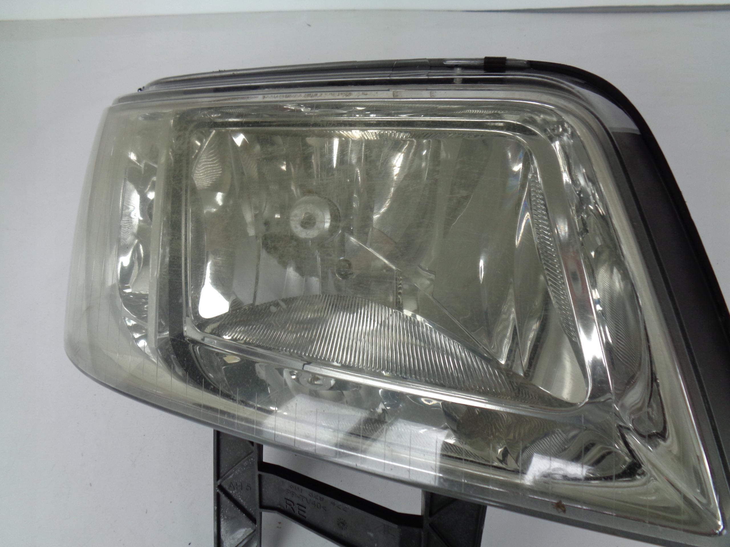 PRAVE PREDNE SVETLO VW T5 7H 7H0 03-09
