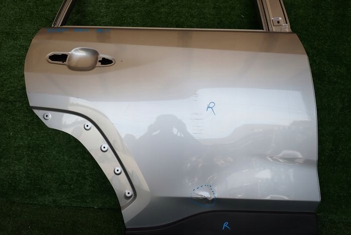 TOYOTA RAV4 19- PRAVE ZADNE DVERE