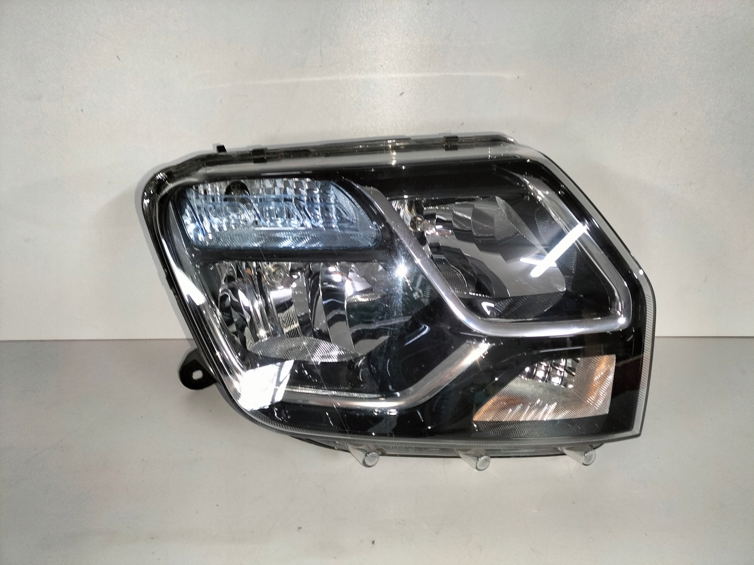 PRAVE PREDNE SVETLO DACIA DUSTER I LIFT 13-15