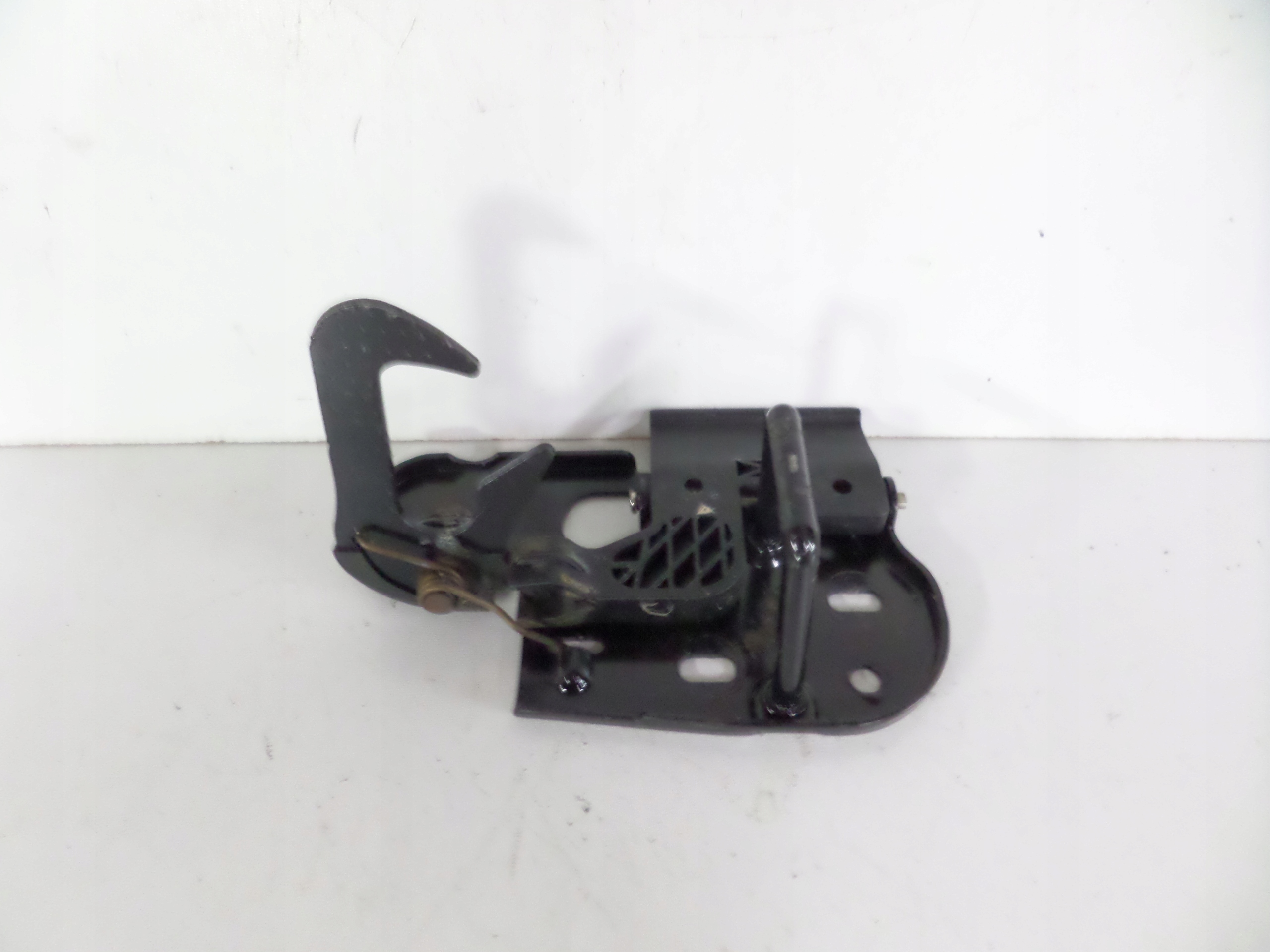 ZAMOK PREDNEJ KAPOTY VW PASSAT B6 3C0 05-