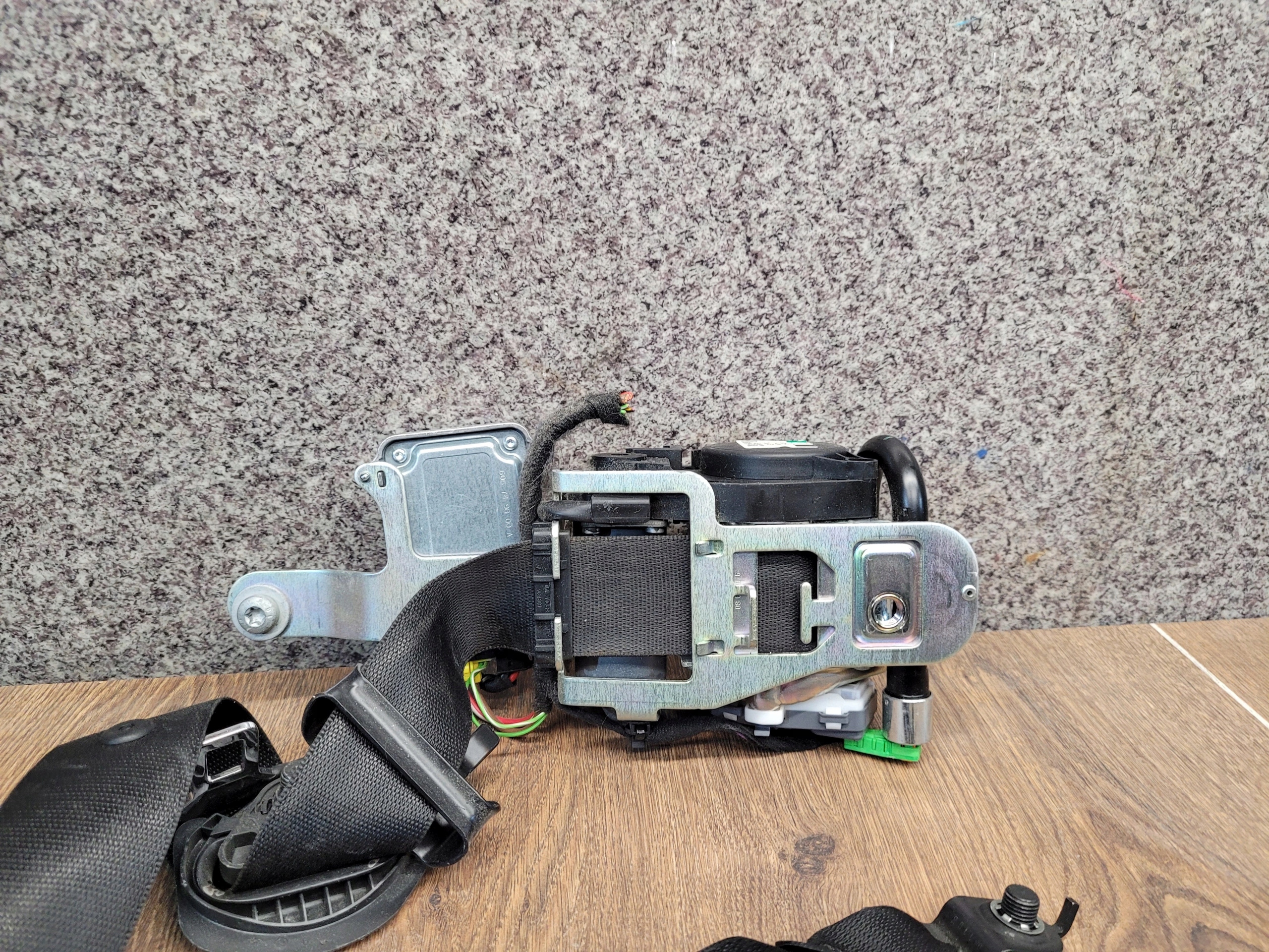 MERCEDES W204 LAVY PREDNY BEZPECNOSTNY PAS 607565100E