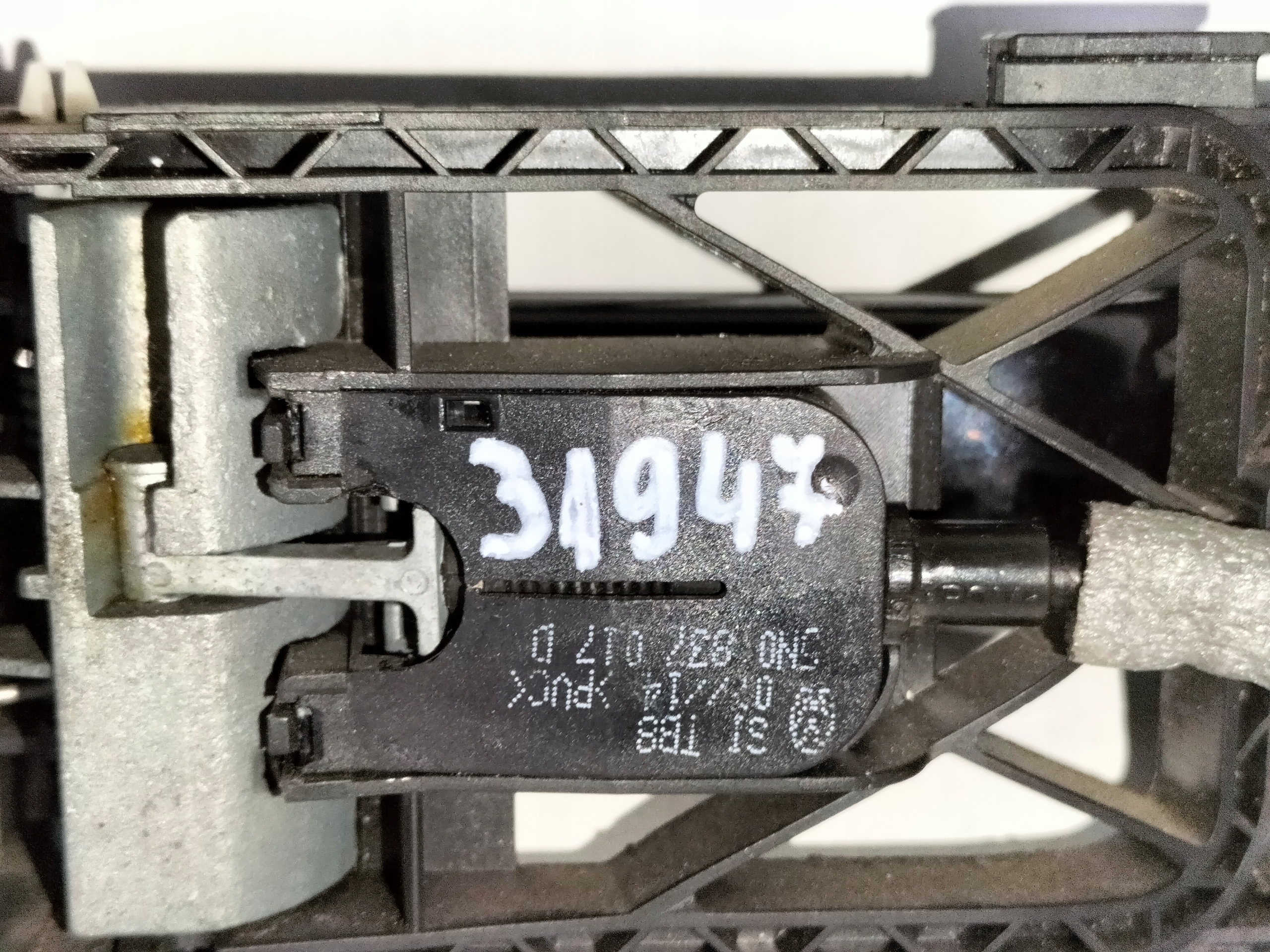 KĽUČKA ĽAVÝCH ZADNÝCH DVERÍ AUDI A3 8V 12-