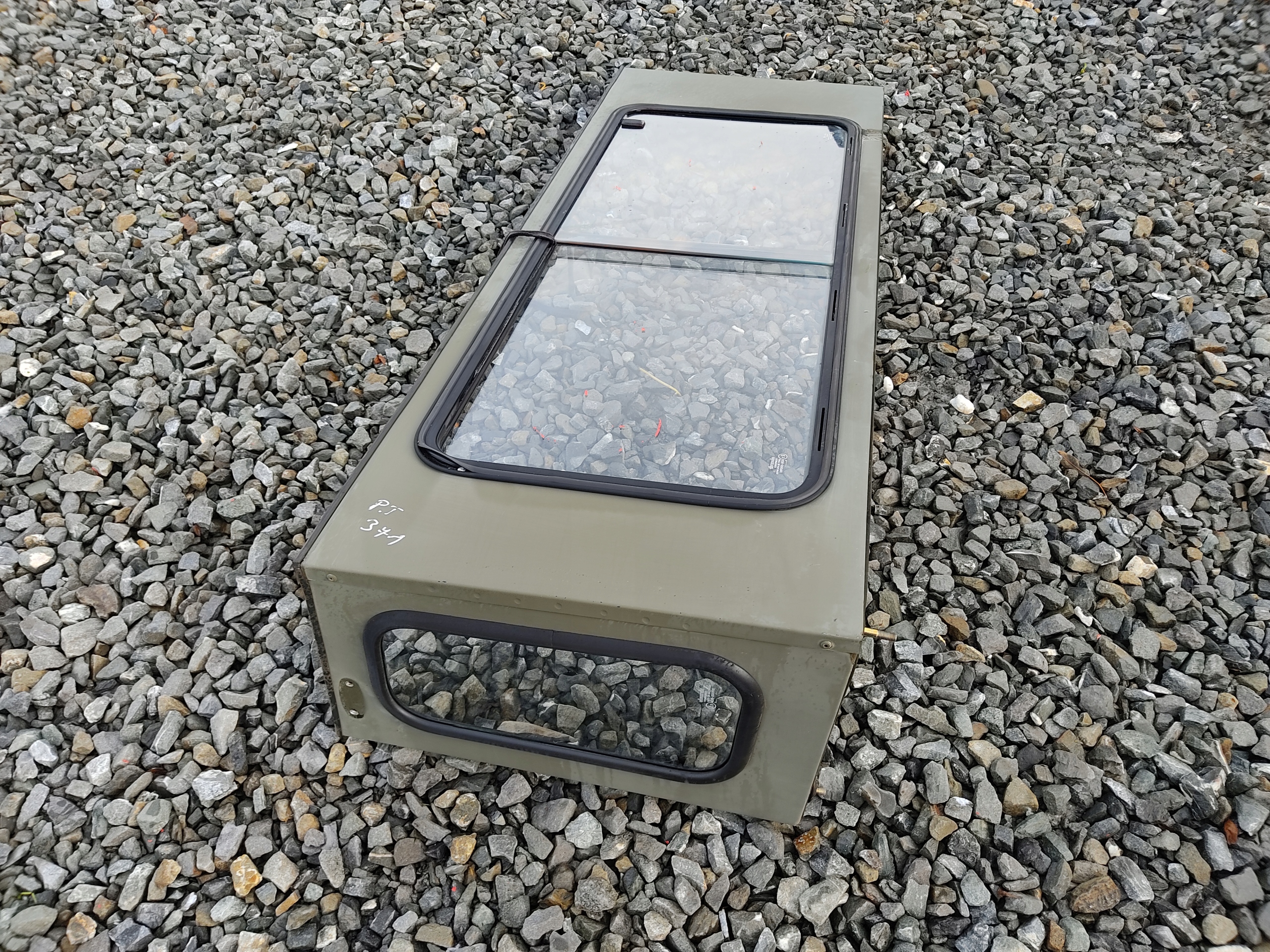 PRAVÉ ZADNÉ SKLO RÁM DEFENDER 1999-2014