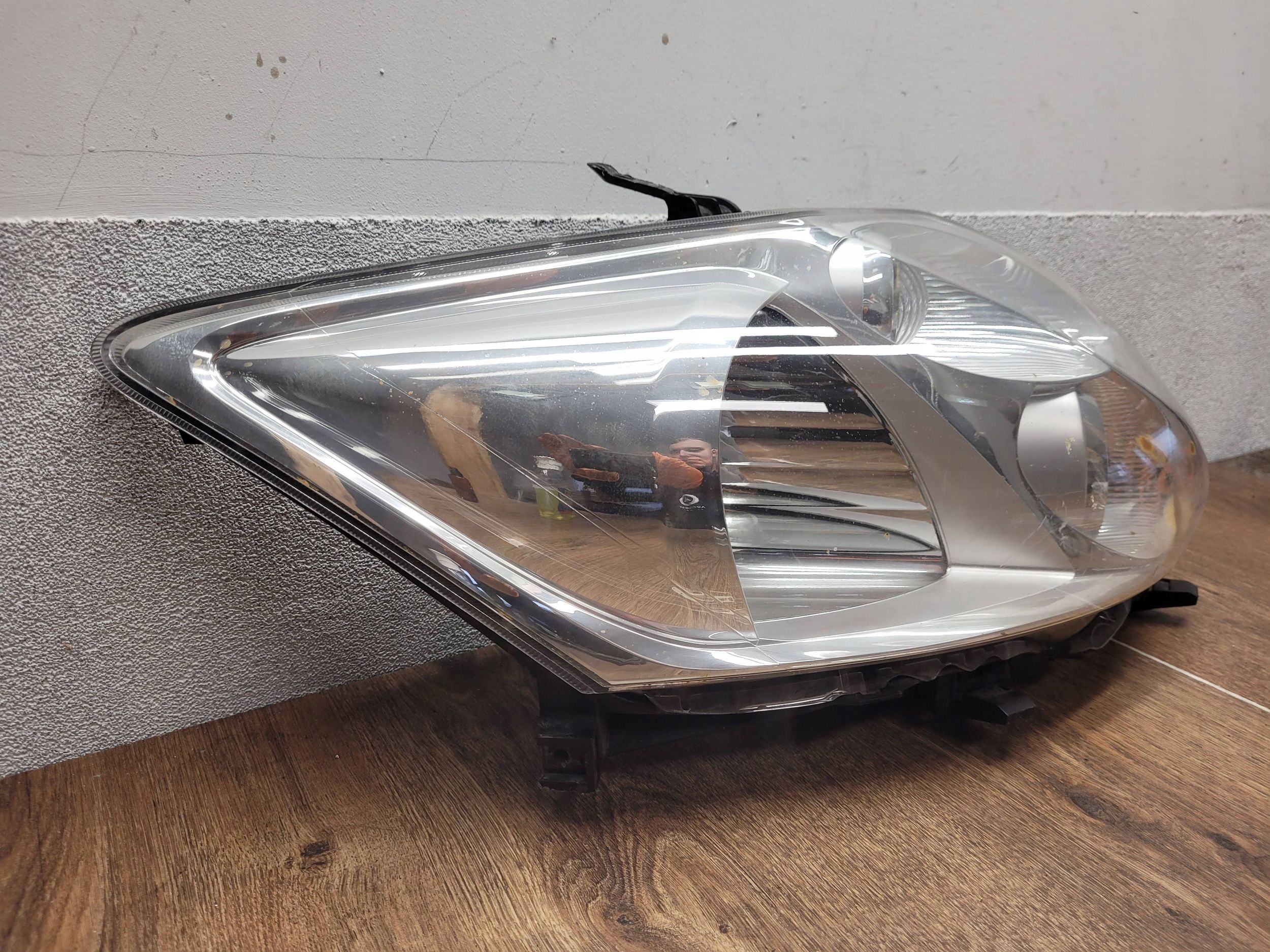 Toyota Auris I 8113002470 SVETLO PRAVÝ PREDNÝ