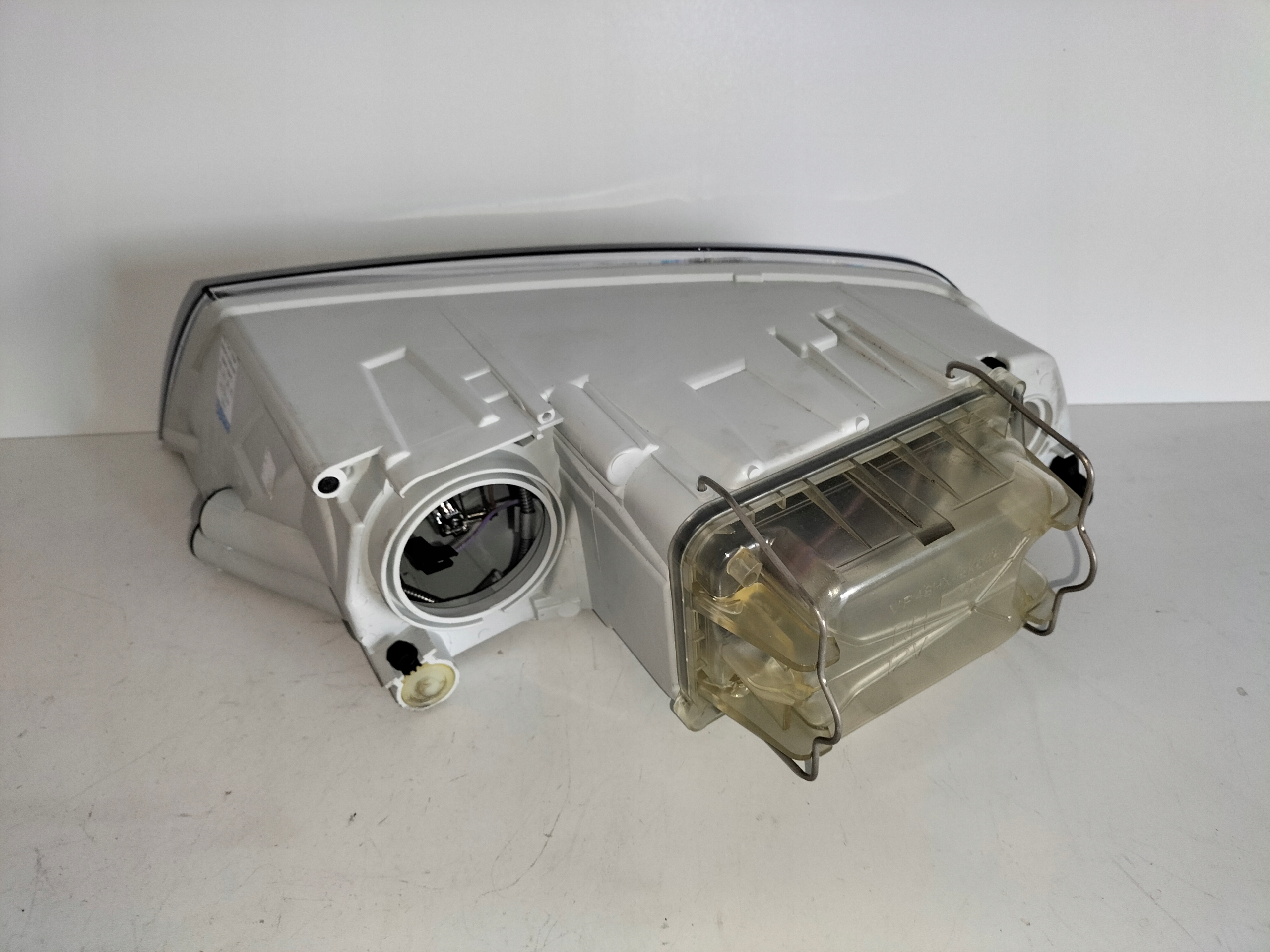 PRAVE PREDNE SVETLO SKODA OCTAVIA II 04-08