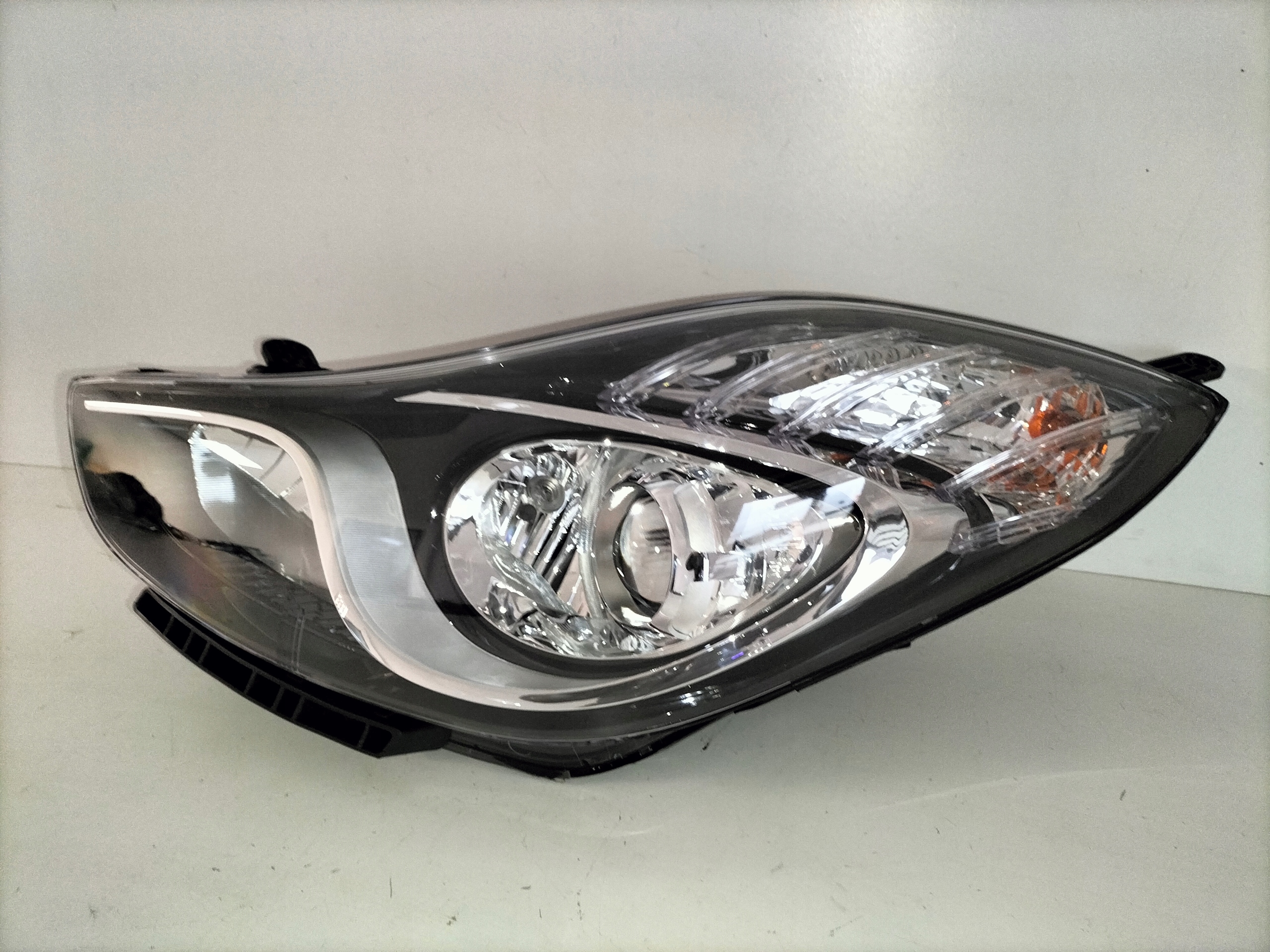 LAVE PREDNE SVETLO HYUNDAI IX20 10-15