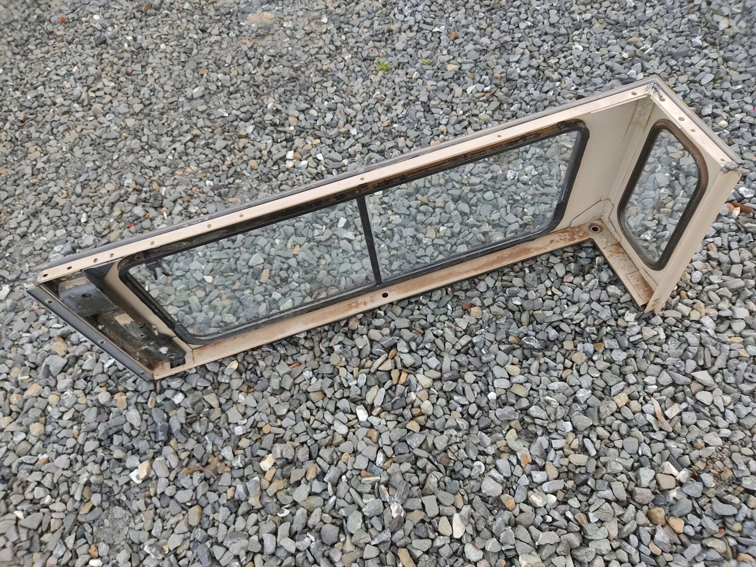 PRAVÉ ZADNÉ SKLO RÁM DEFENDER 1999-2014