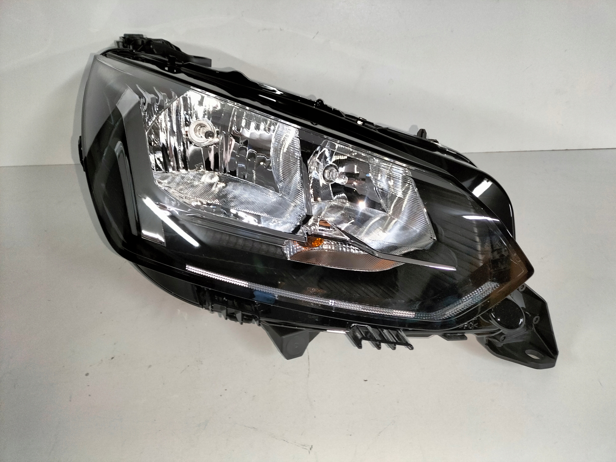 PRAVE PREDNE SVETLO PEUGEOT 208 II 19-