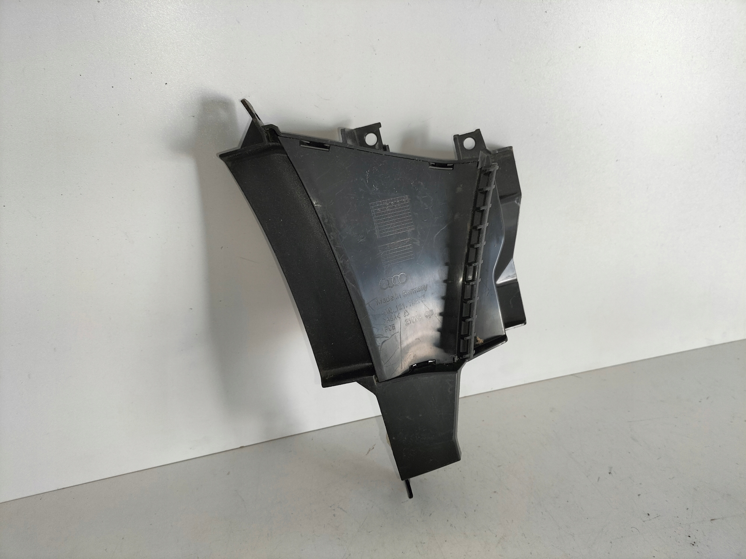 PRAVÉ NASÁVANIE VZDUCHU V PREDNOM NÁRAZNÍKU AUDI A6 C8 18-