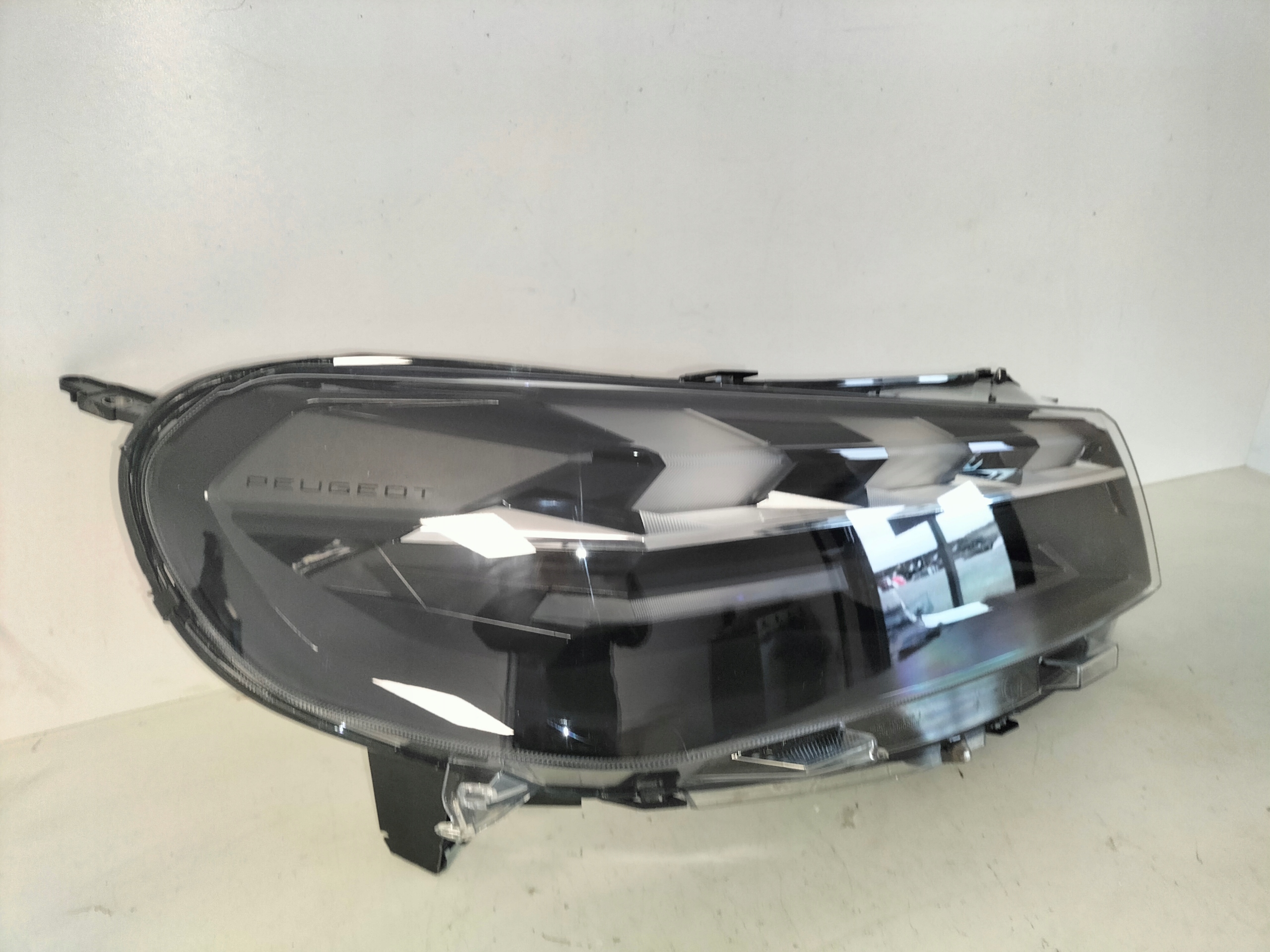 PRAVE PREDNE SVETLO PEUGEOT EXPERT IV TRAVELLER 24- FULL LED