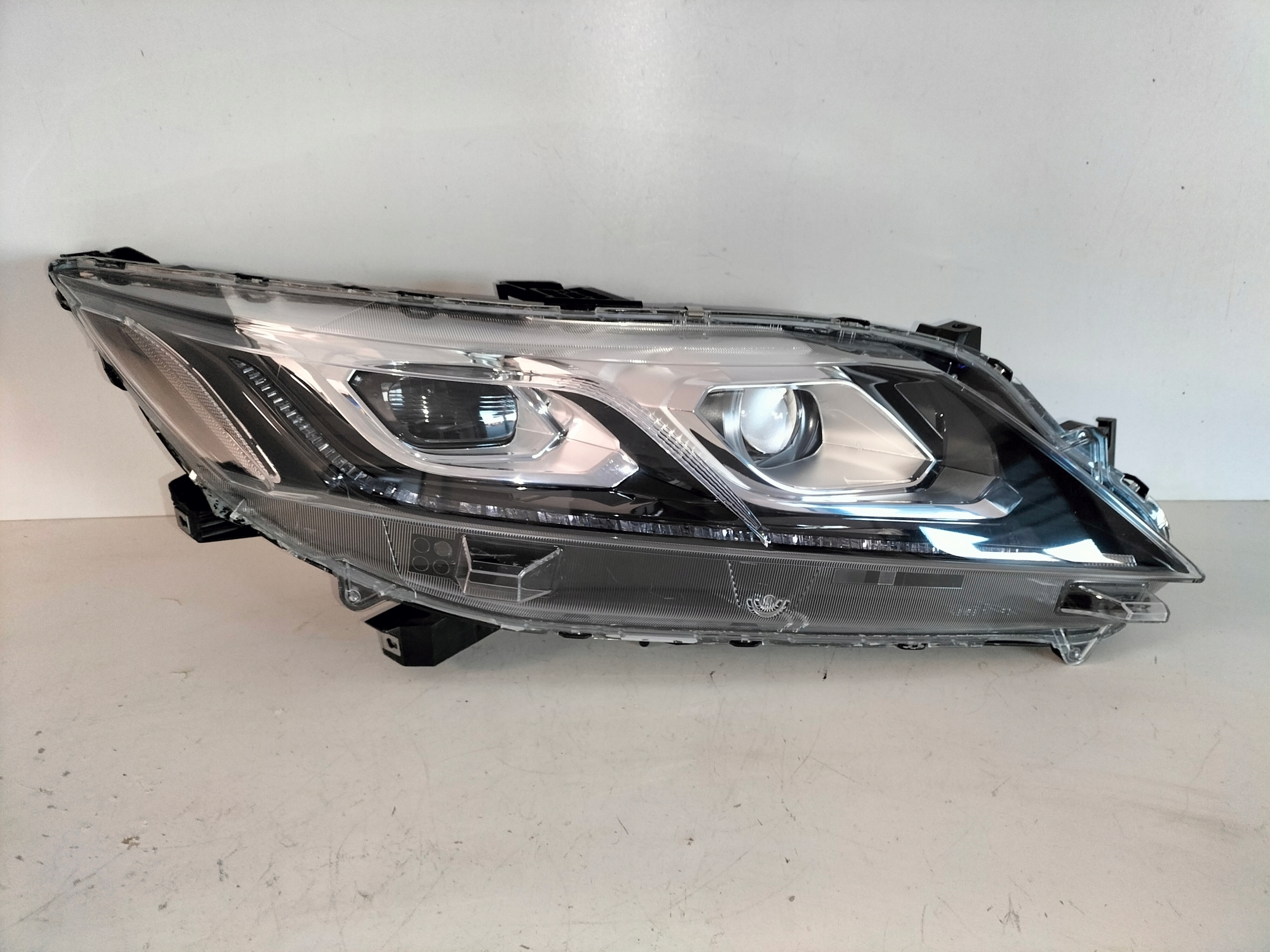 PRAVE PREDNE SVETLO MITSUBISHI ECLIPSE CROSS 17- FULL LED