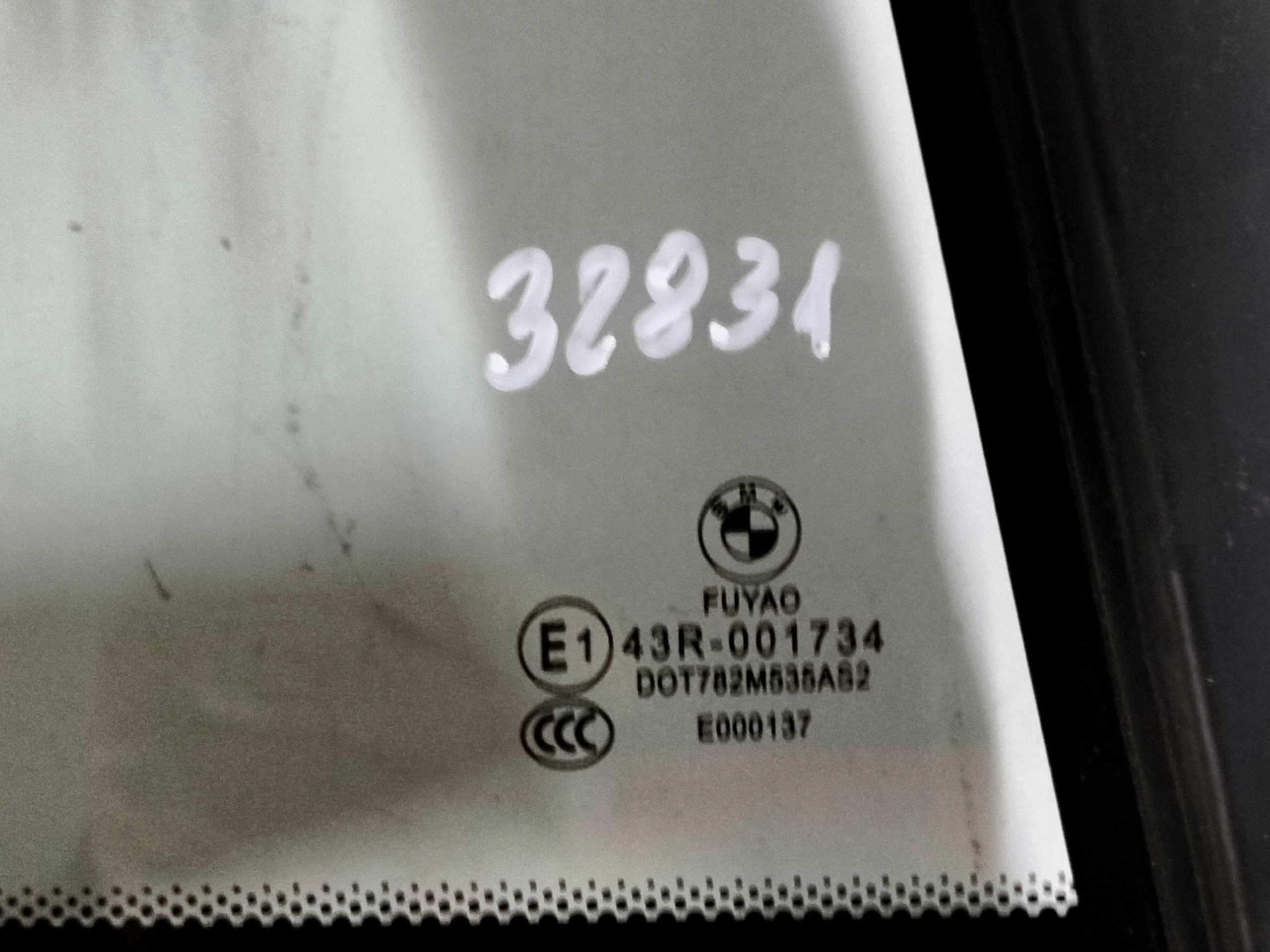 SKLO PRAVÝCH ZADNÝCH DVERÍ TROJUHOLNIK BMW X1 F48 15-