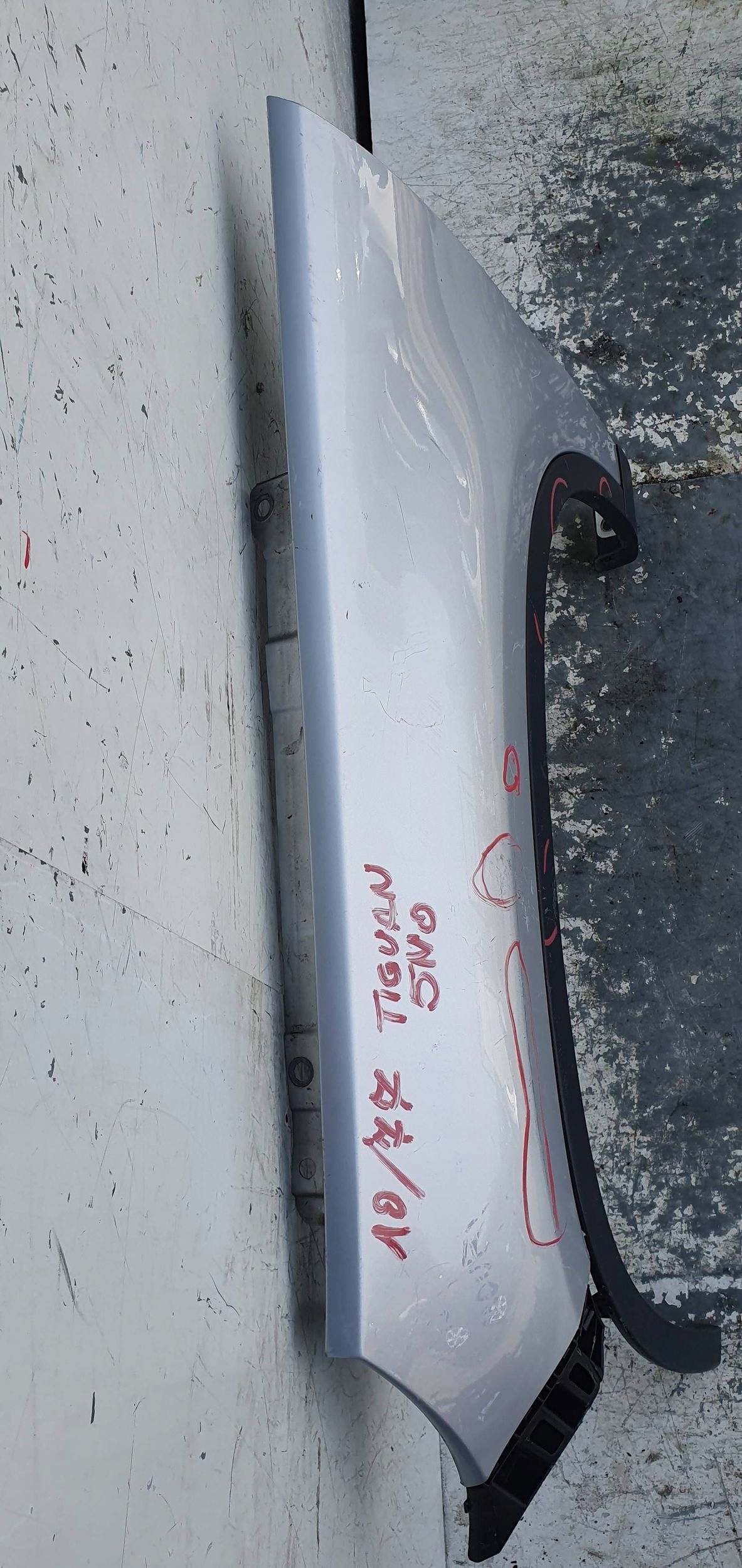VwTiguan 1 5n ĽAVÝ PREDNÝ BLATNÍK
