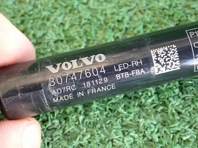 VOLVO V60 S60 18- OSTREKOVAČ PRAVÝ