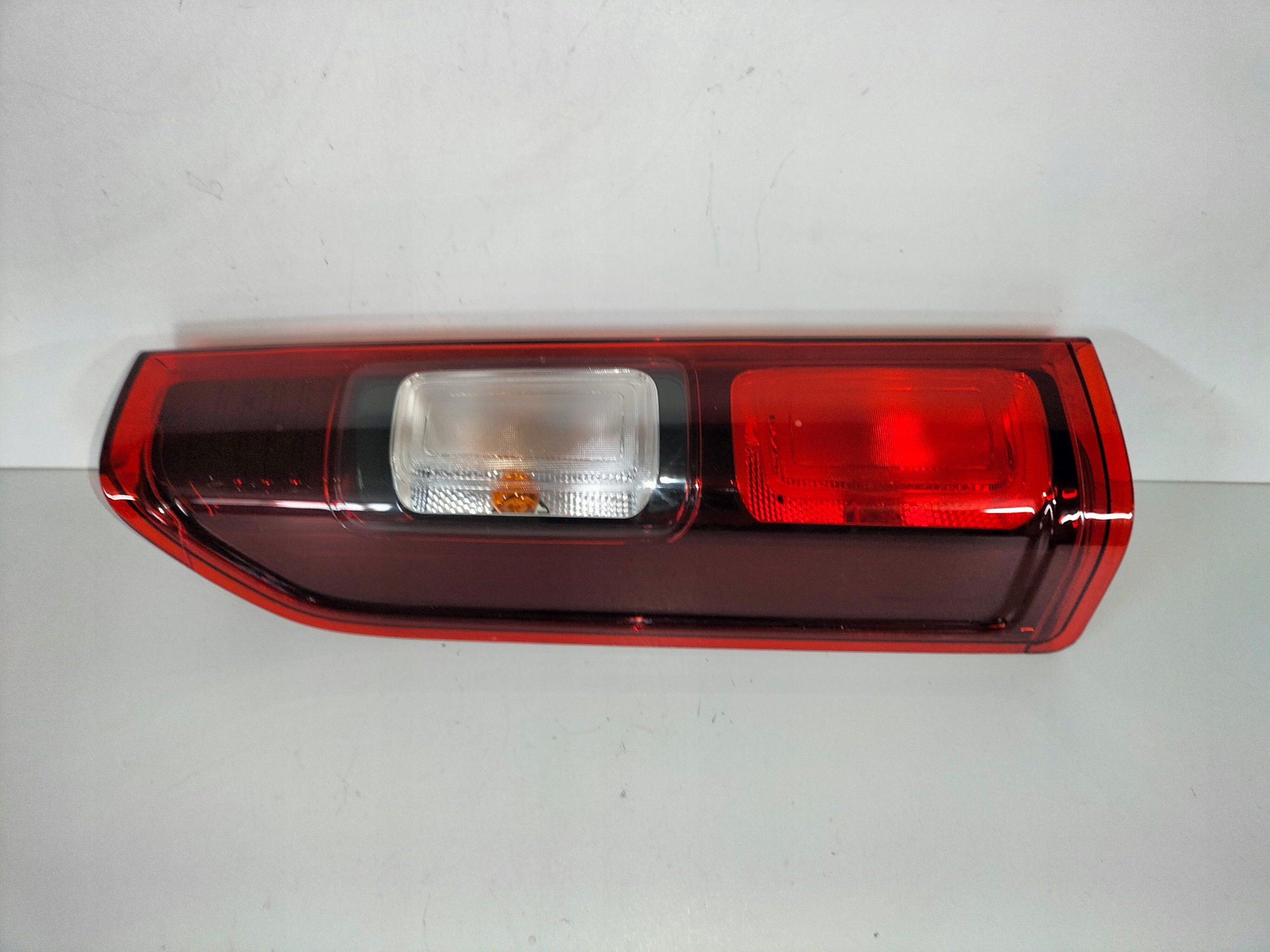 LAVE ZADNE SVETLO RENAULT TRAFIC III VIVARO B 14-
