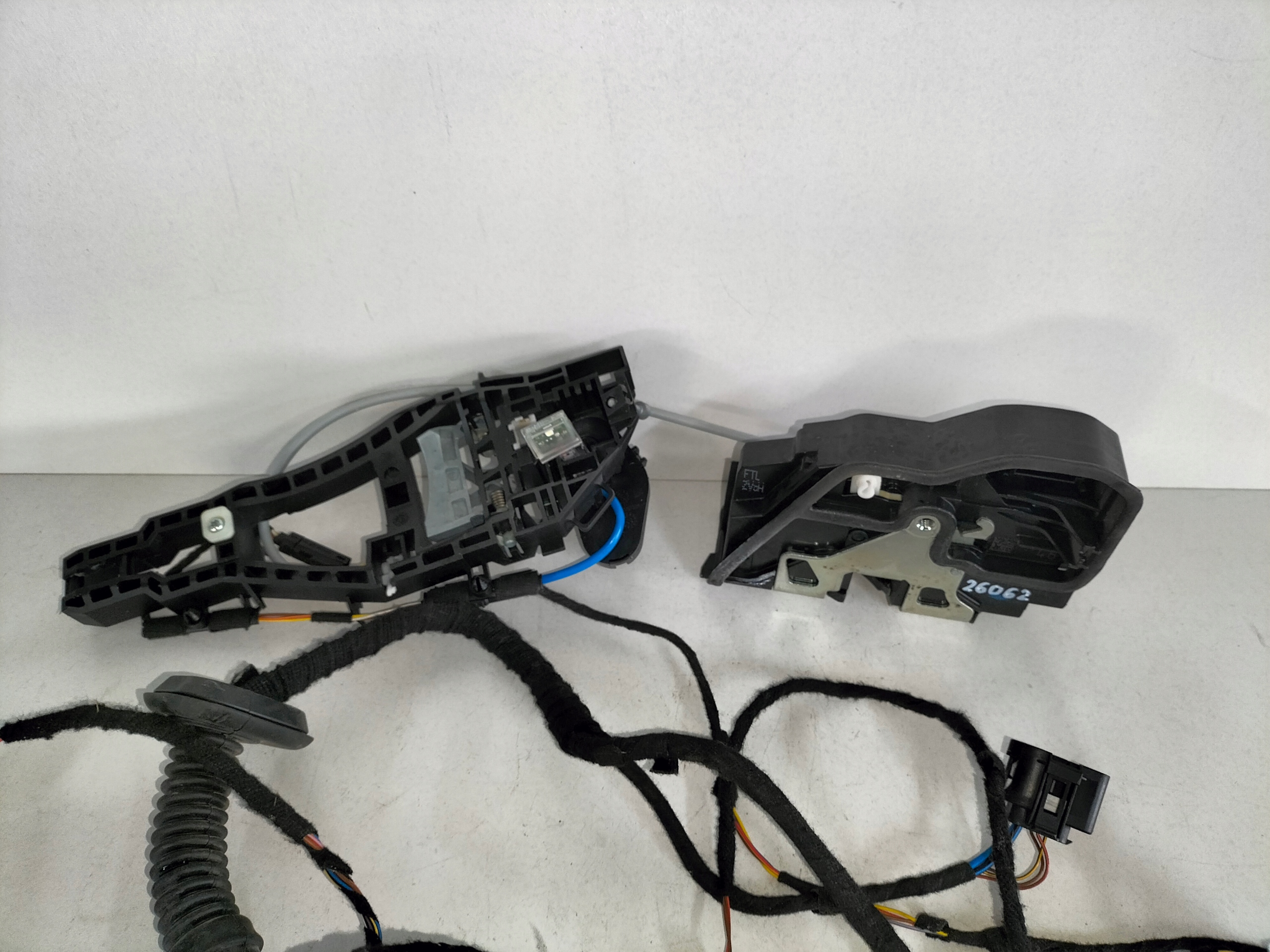 ZAMOK LAVYCH PREDNYCH DVERI BMW 1 F21 11- BMW 2 F22 14-