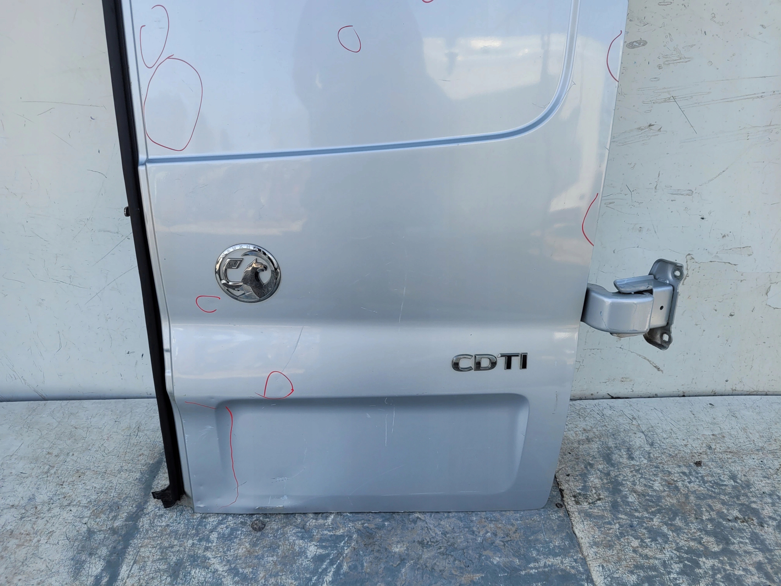 RENAULT TRAFIC III VIVARO PRAVE ZADNE DVERE