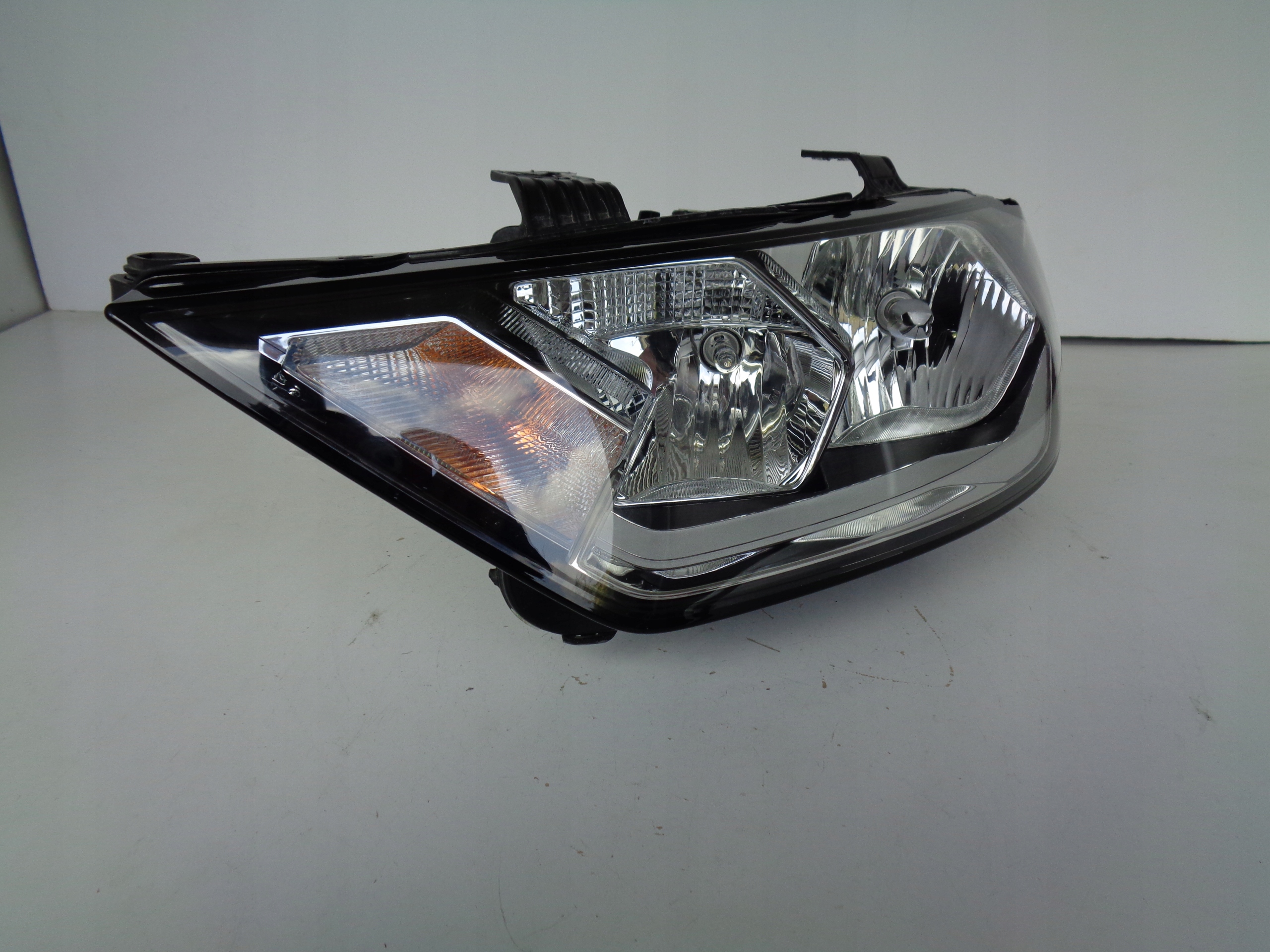 LAVE PREDNE SVETLO AUDI A1 82A 18-