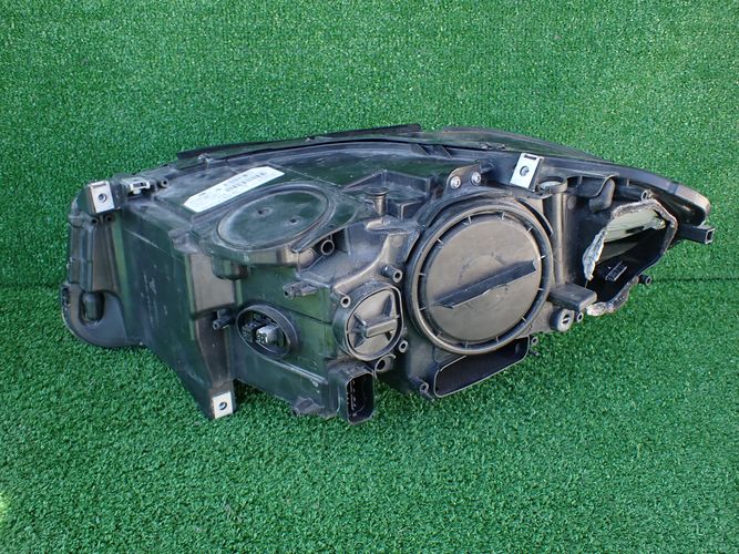 BMW F10 F11 5 BI XENON 09-13 PRAVE PREDNE SVETLO