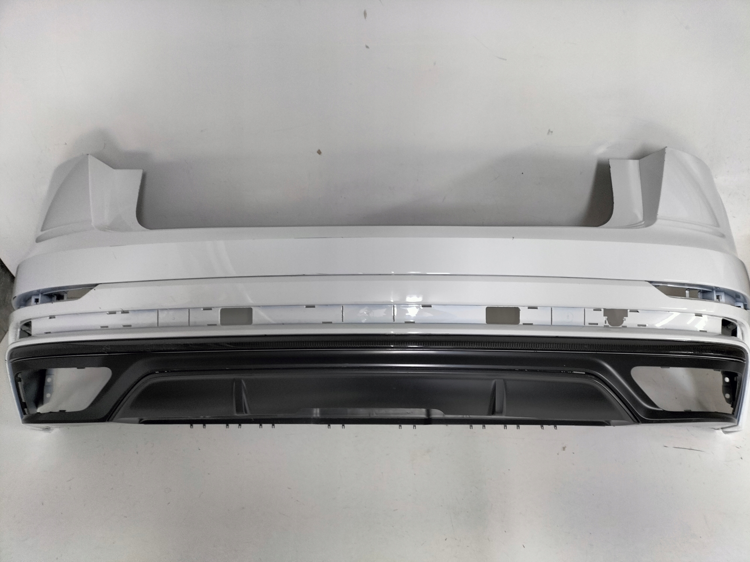 ZADNÝ NÁRAZNÍK AUDI Q8 SQ8 4M8 18- S-LINE