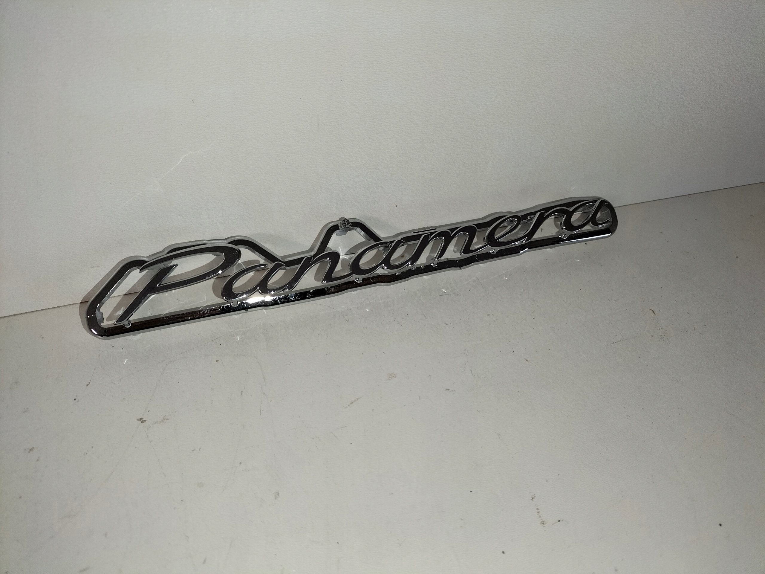 ZNAK EMBLEM LOGO ZADNEJ KAPOTY PORSCHE PANAMERA