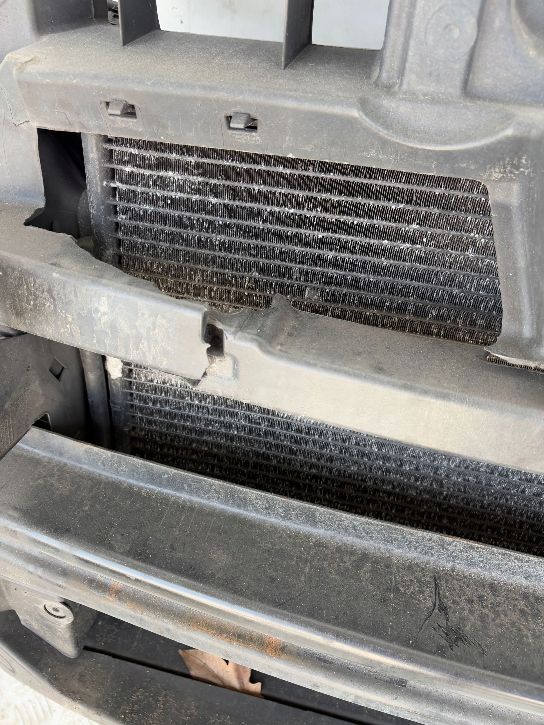 PREDNE CELO CHLADICE VW TOURAN I 2.0 TDI 03-